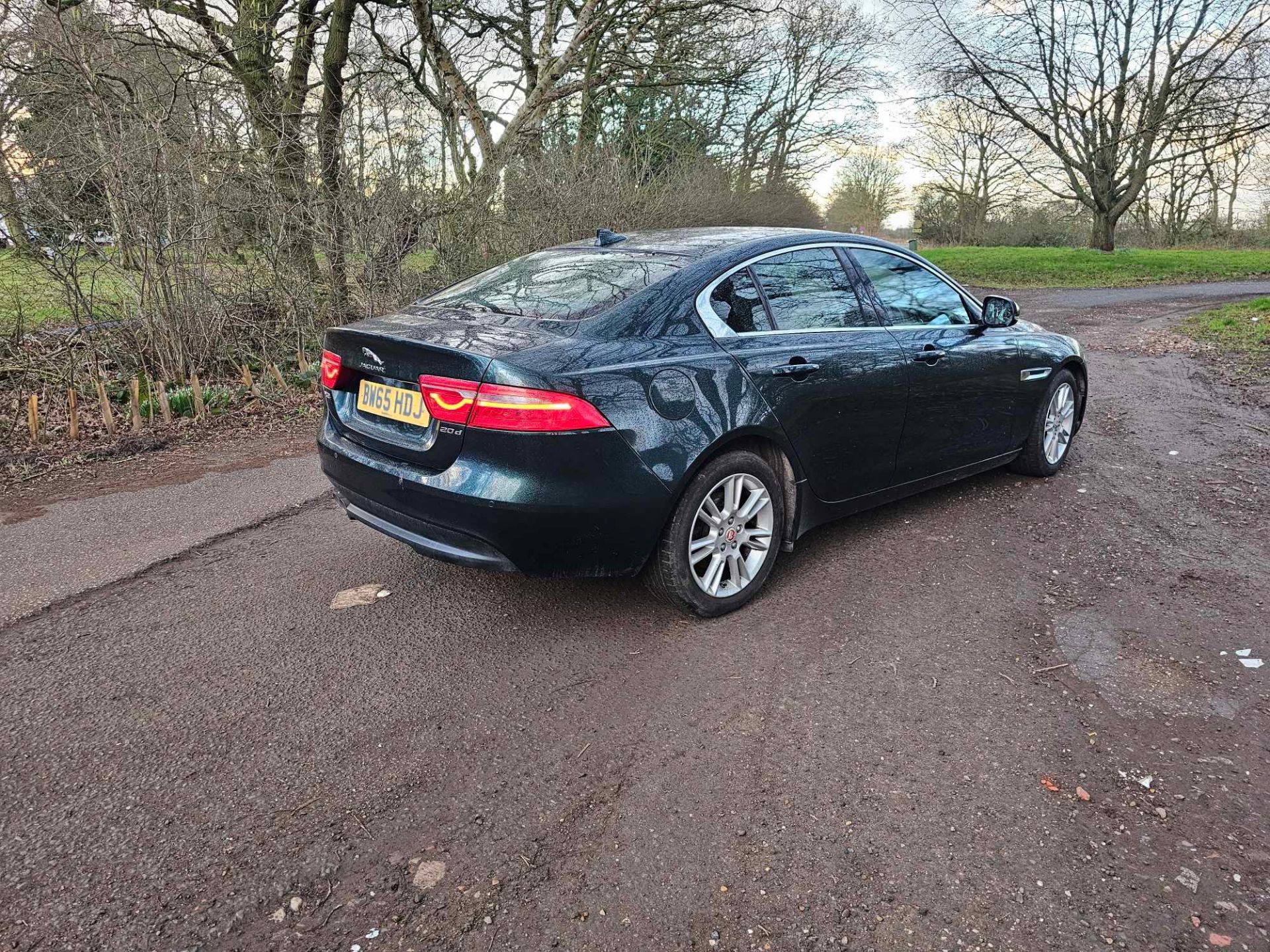 2015 65 JAGUAR XE SALOON - STARTS AND DRIVES BUT ENGINE IS NOISY - ALLOY WHEELS - 5 SERVICES  - Image 7 of 10