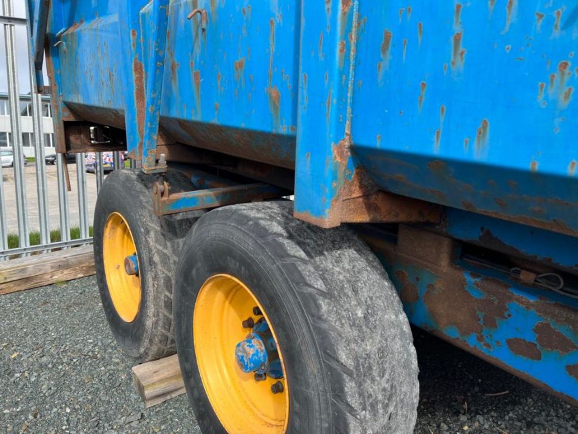 2006 WEST 10TON SILAGE TRAILER - DRAWBAR - AUTO DOOR - Image 4 of 15