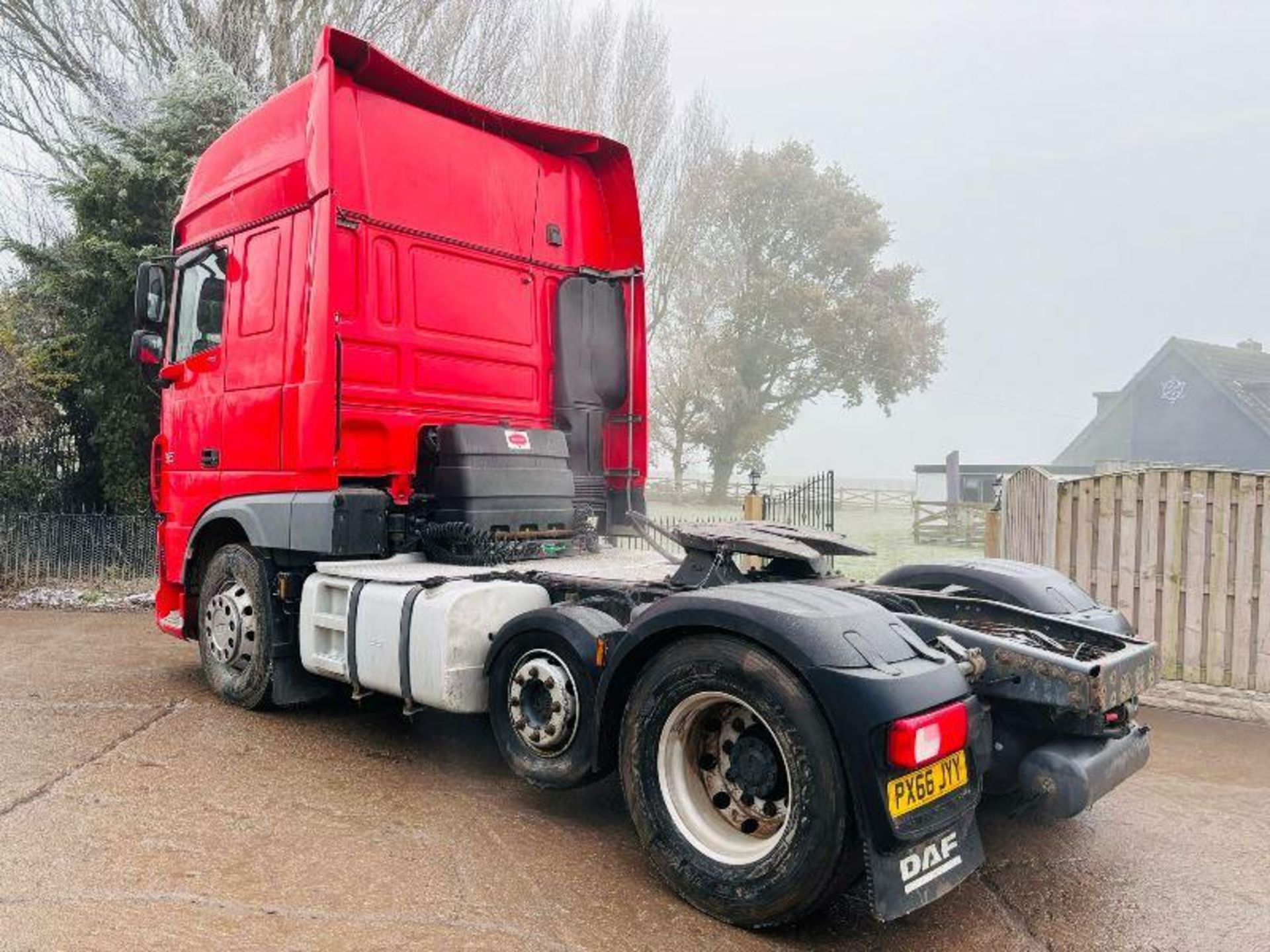 DAF XF510 6X2 TRACTOR UNIT *YEAR 2016* C/W MANUAL GEAR BOX & TIPPING GEAR - Image 16 of 18