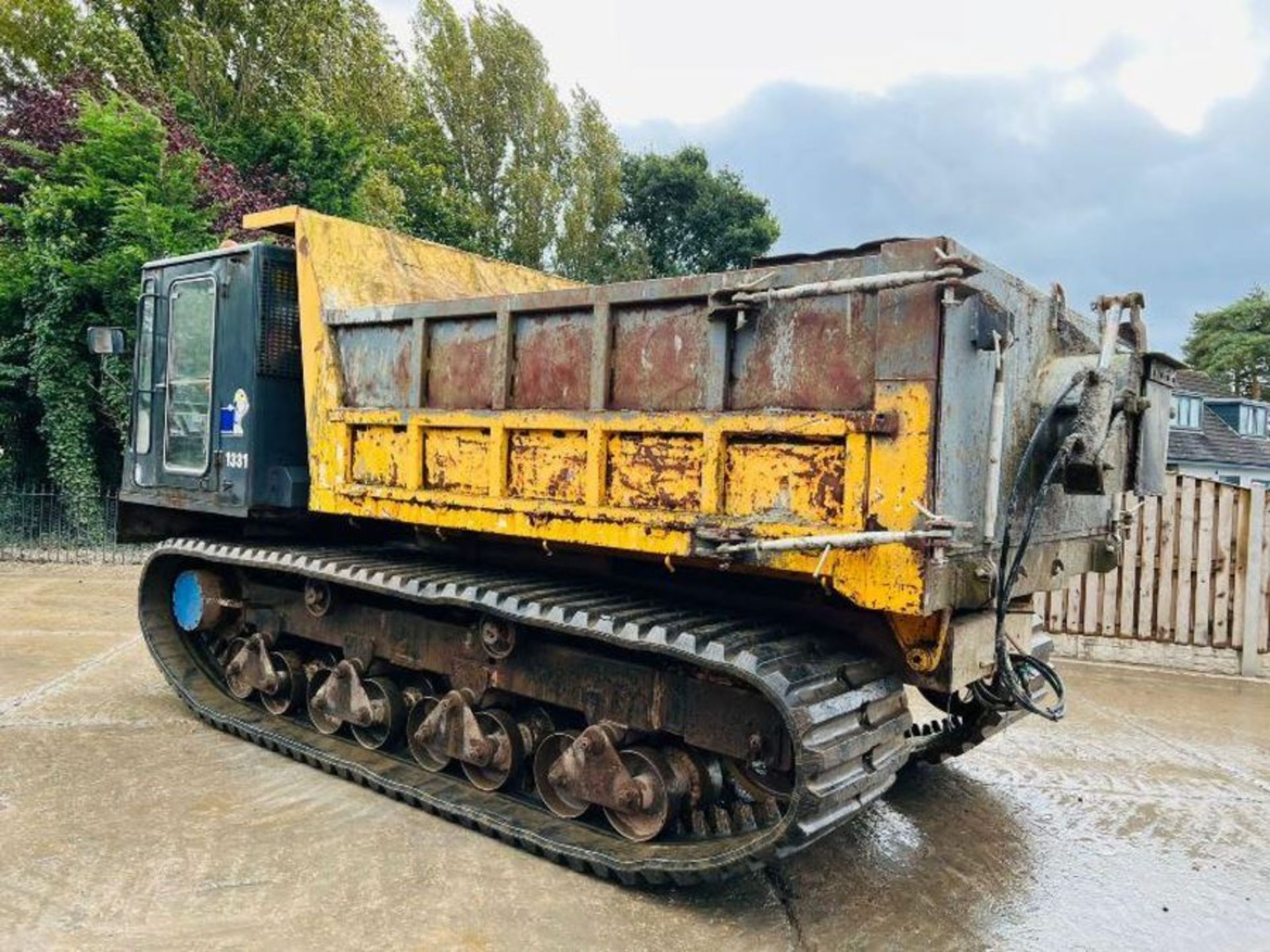 MOROOKA MST2000 TRACKED DUMPER C/W CONCRETE SHOOT & REVERSE CAMERA - RECENTLY SERVICED - Image 6 of 13