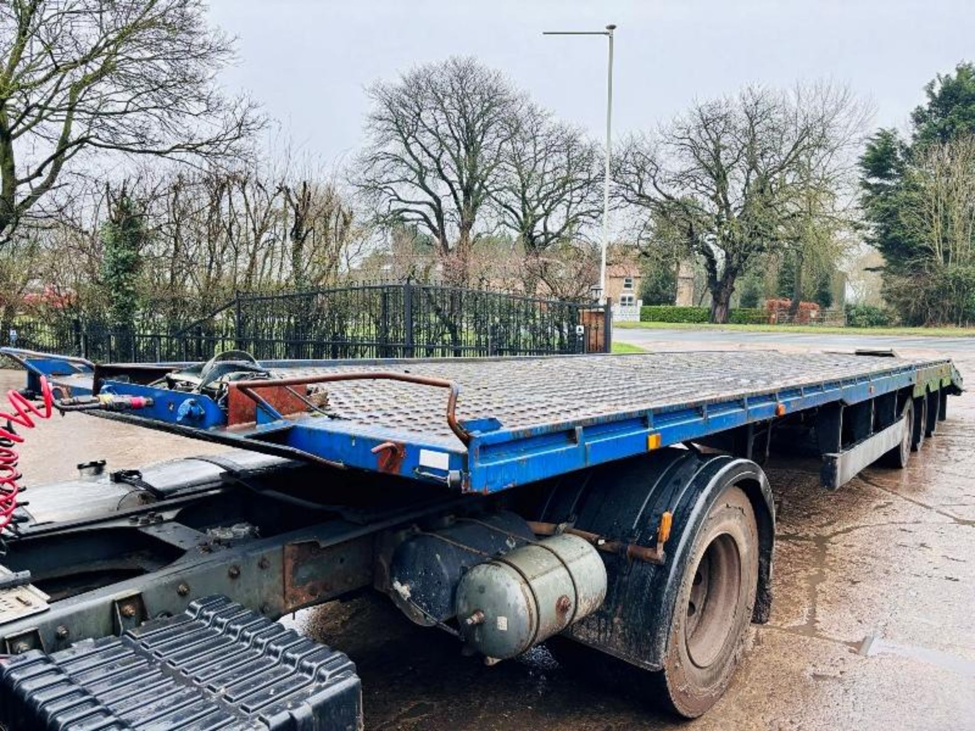 YORK LDS40/3 TRI-AXLE LOW LOADER TRAILER C/W SAF AXLES - Image 5 of 17
