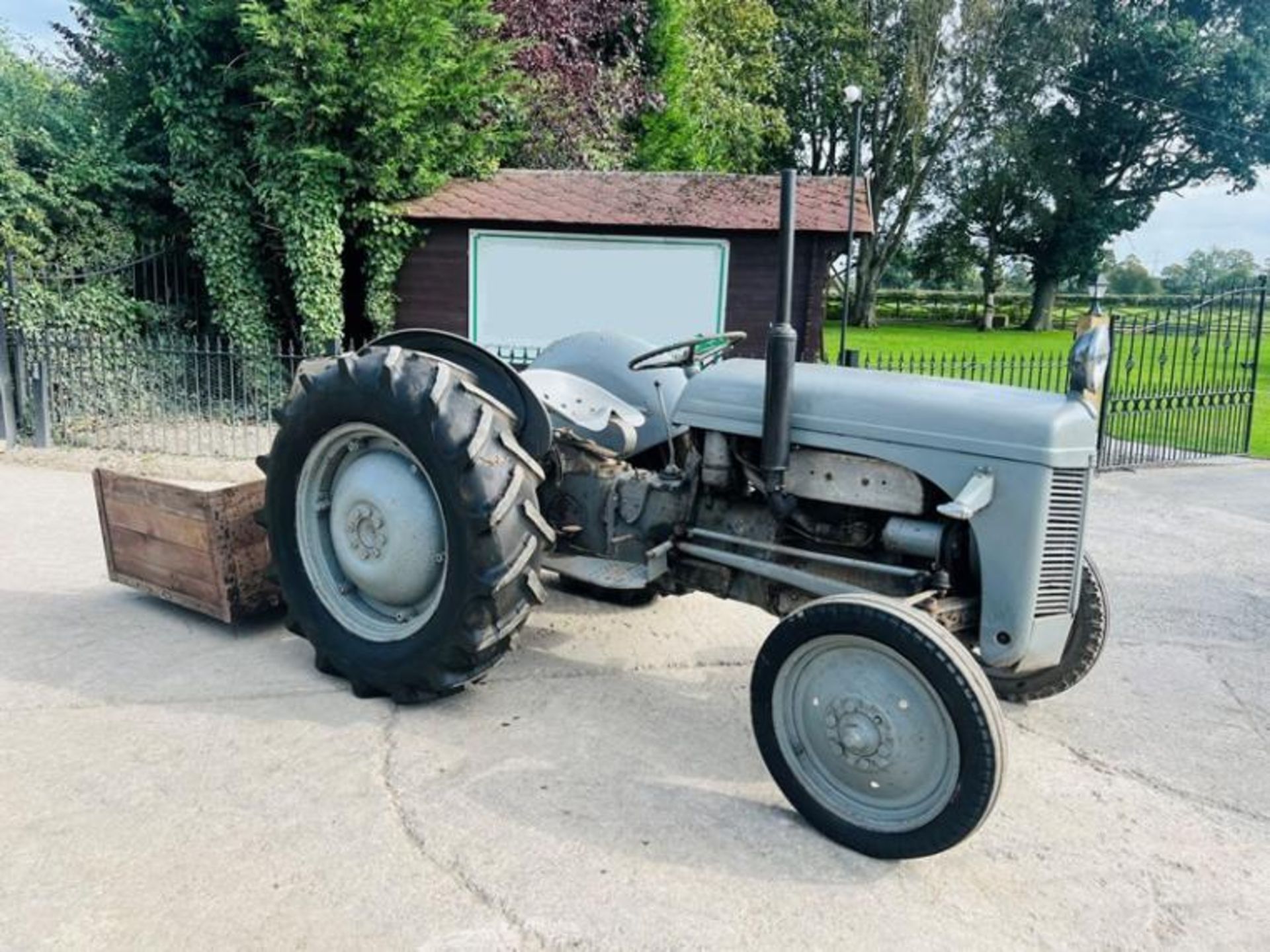 GREY FERGUSON 2WD TRACTOR C/W REAR BACK BOX - Image 5 of 8