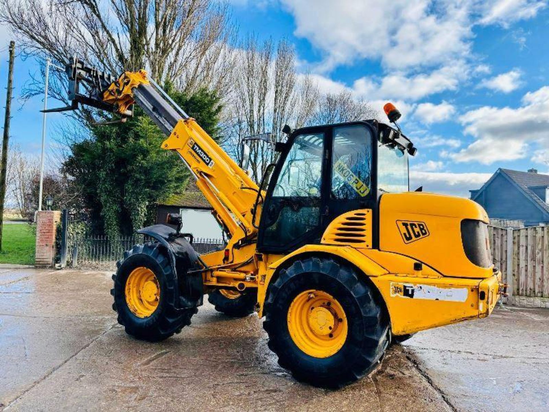 JCB TM300 4WD TELEHANDLER C/W AC CABIN & PALLET TINES - Bild 2 aus 15