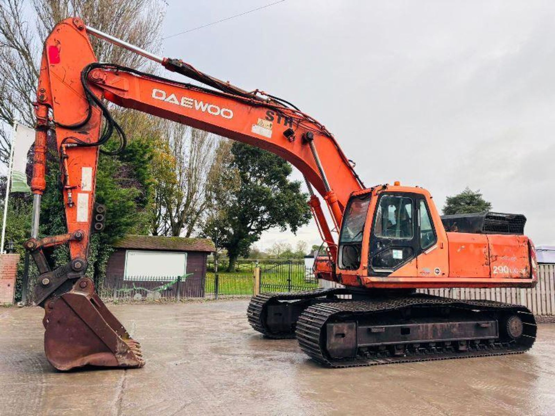 DAEWOO 290SL-V EXCAVATOR C/W QUICK HITCH & BUCKET