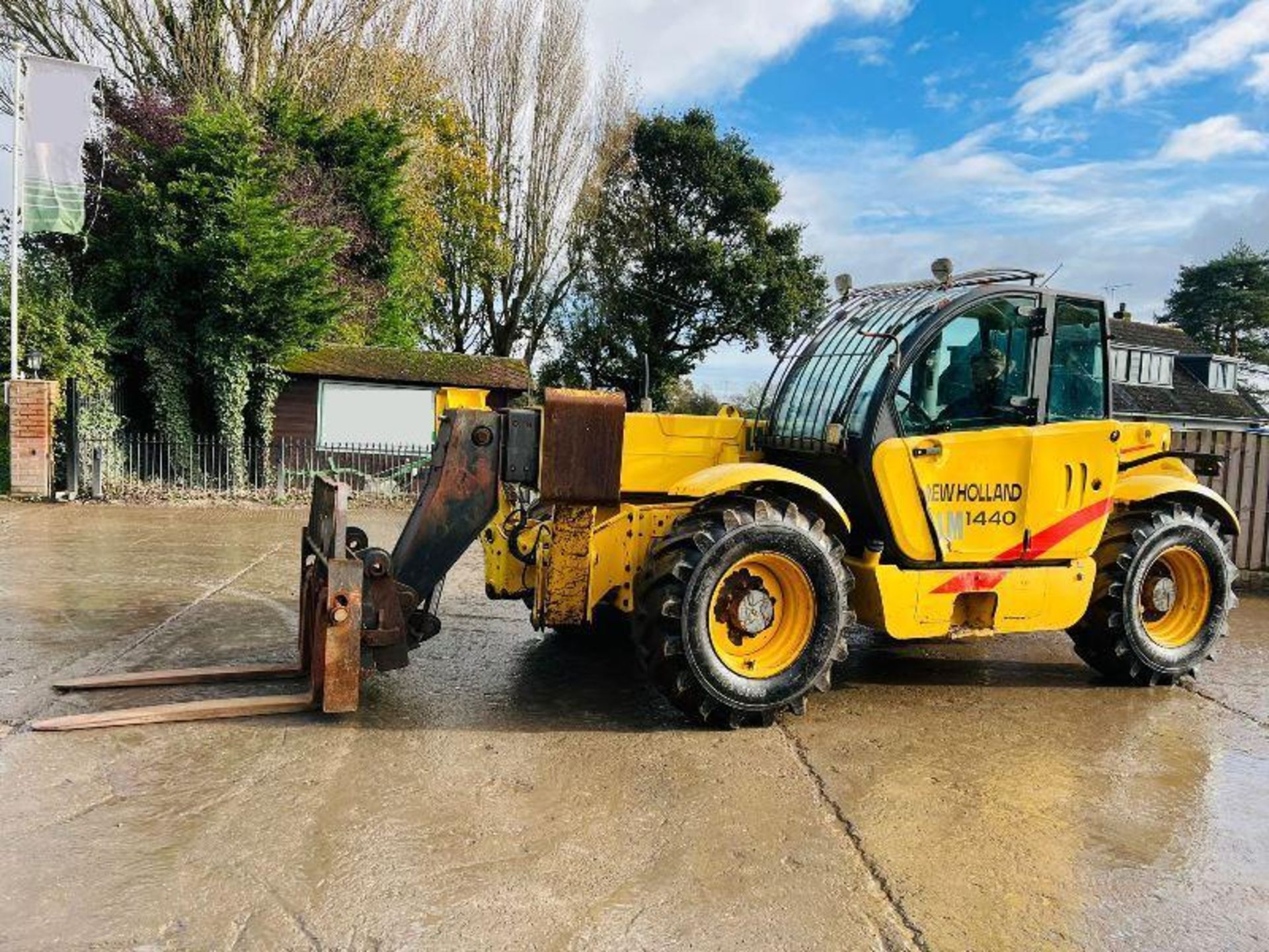 NEW HOLLAND LM1440 4WD TELEHANDLER *14 METER REACH* C/W PALLET TINES