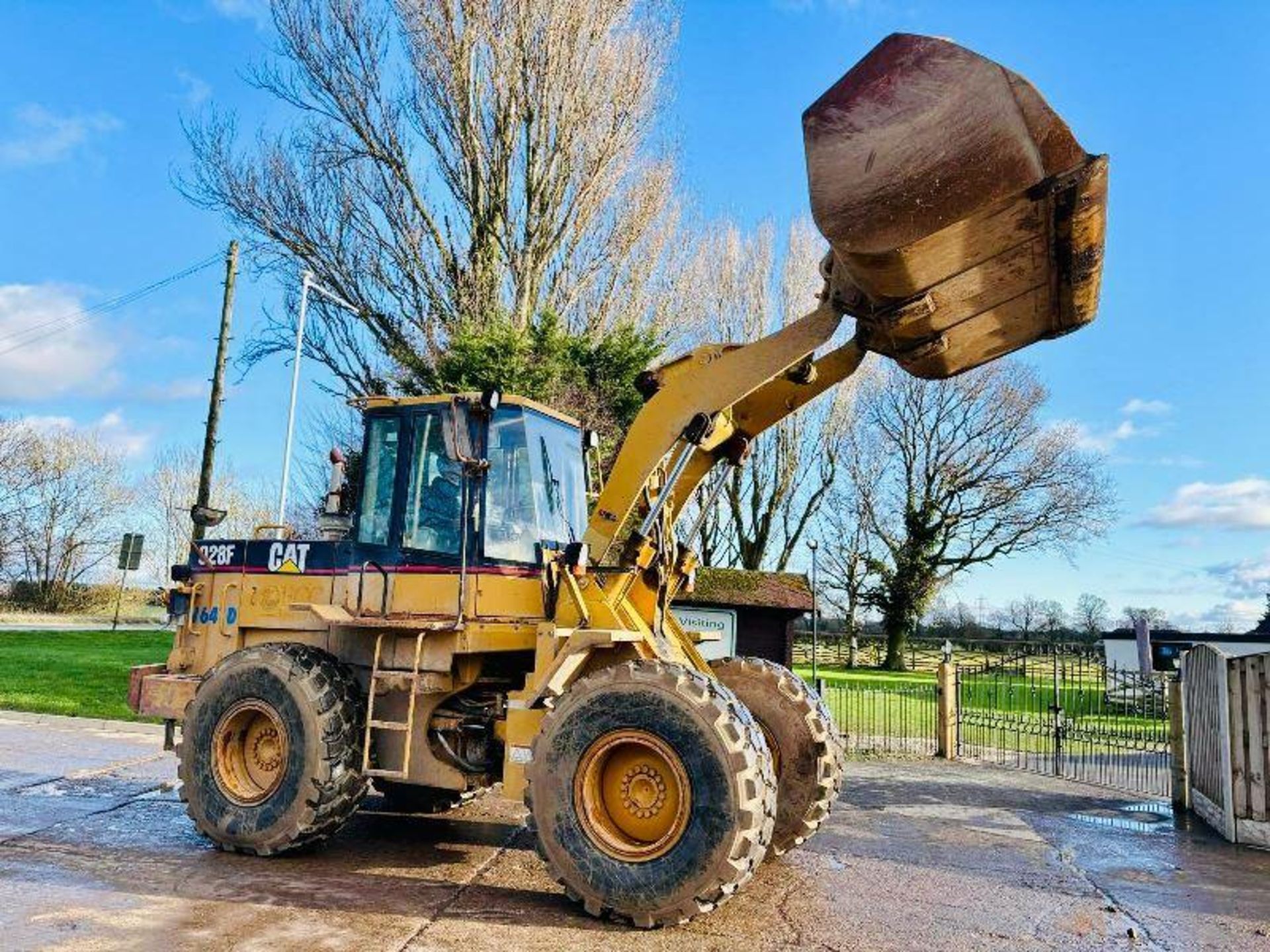 CATERPILLAR 928F 4WD LOADING SHOVEL C/W BUCKET