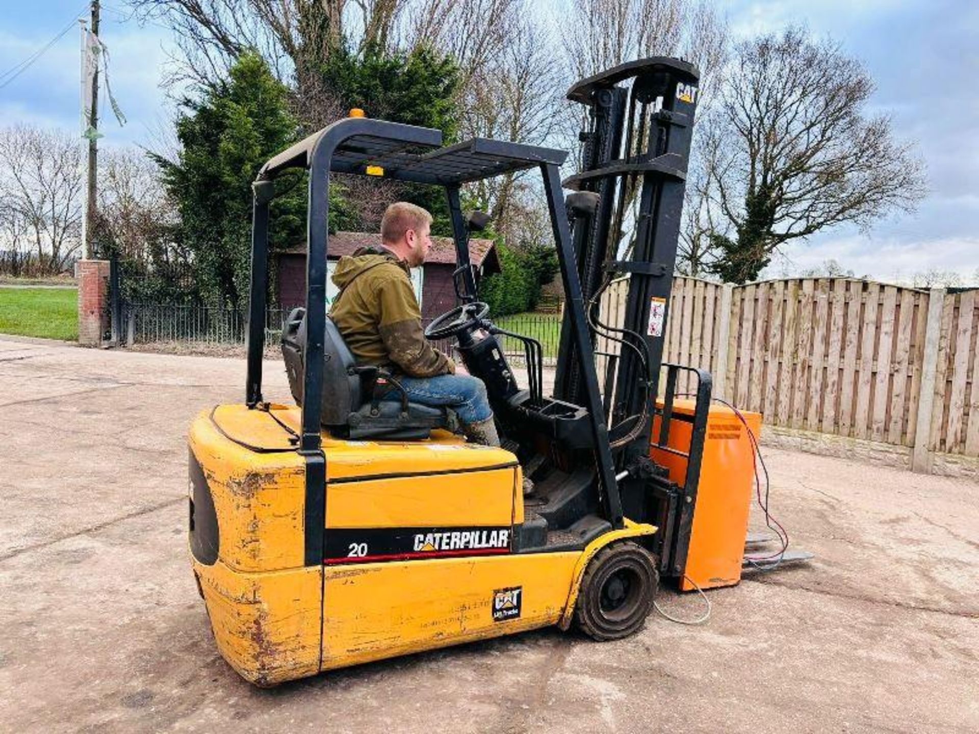 CATERPILLAR 20 BATTERY FORKLIFT C/W BATTERY CHARGER - Image 10 of 17