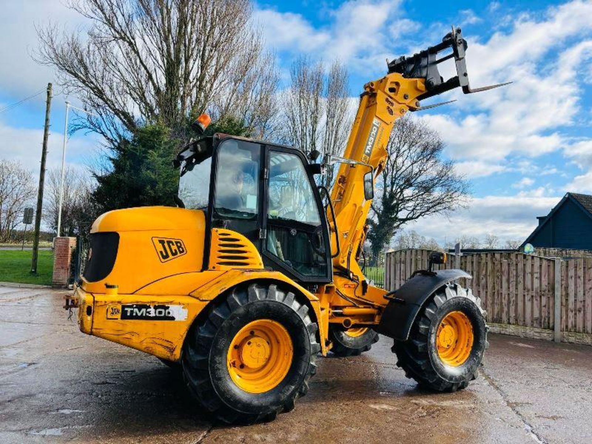 JCB TM300 4WD TELEHANDLER C/W AC CABIN & PALLET TINES - Image 3 of 15