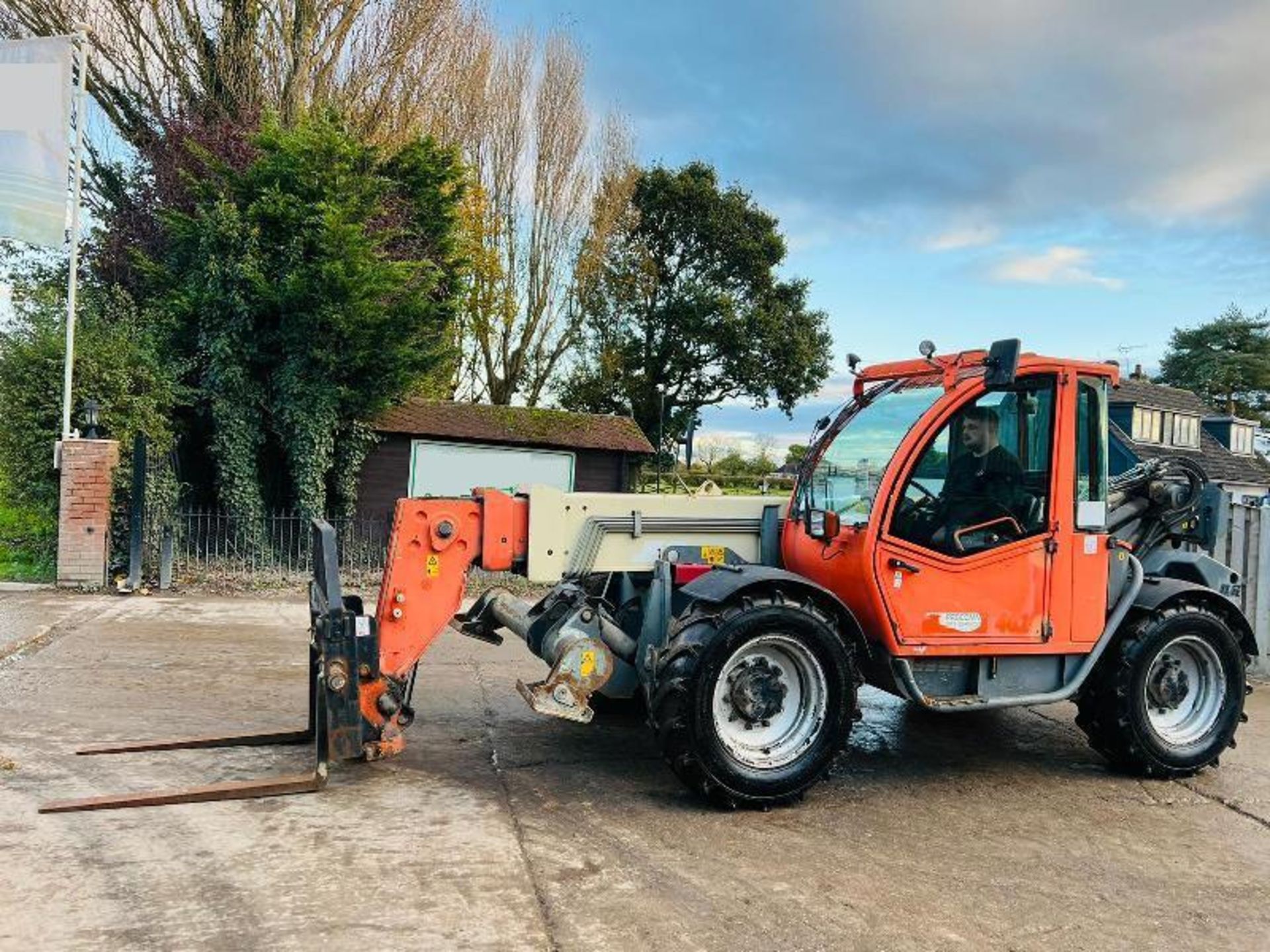 JLG 4013 4WD TELEHANDLER *13 METER REACH* C/W PALLET TINES