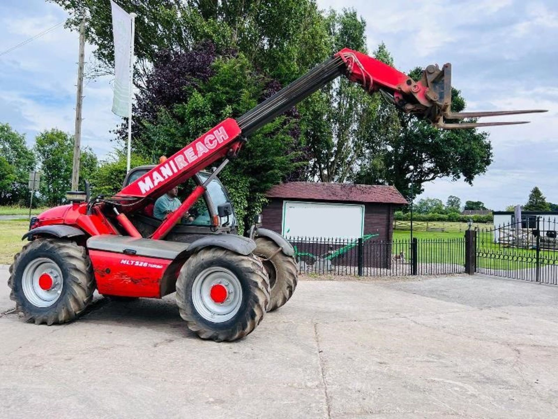 MANITOU MLT526T 4WD TELEHANDLER C/W PALLET TINES. - Bild 8 aus 13