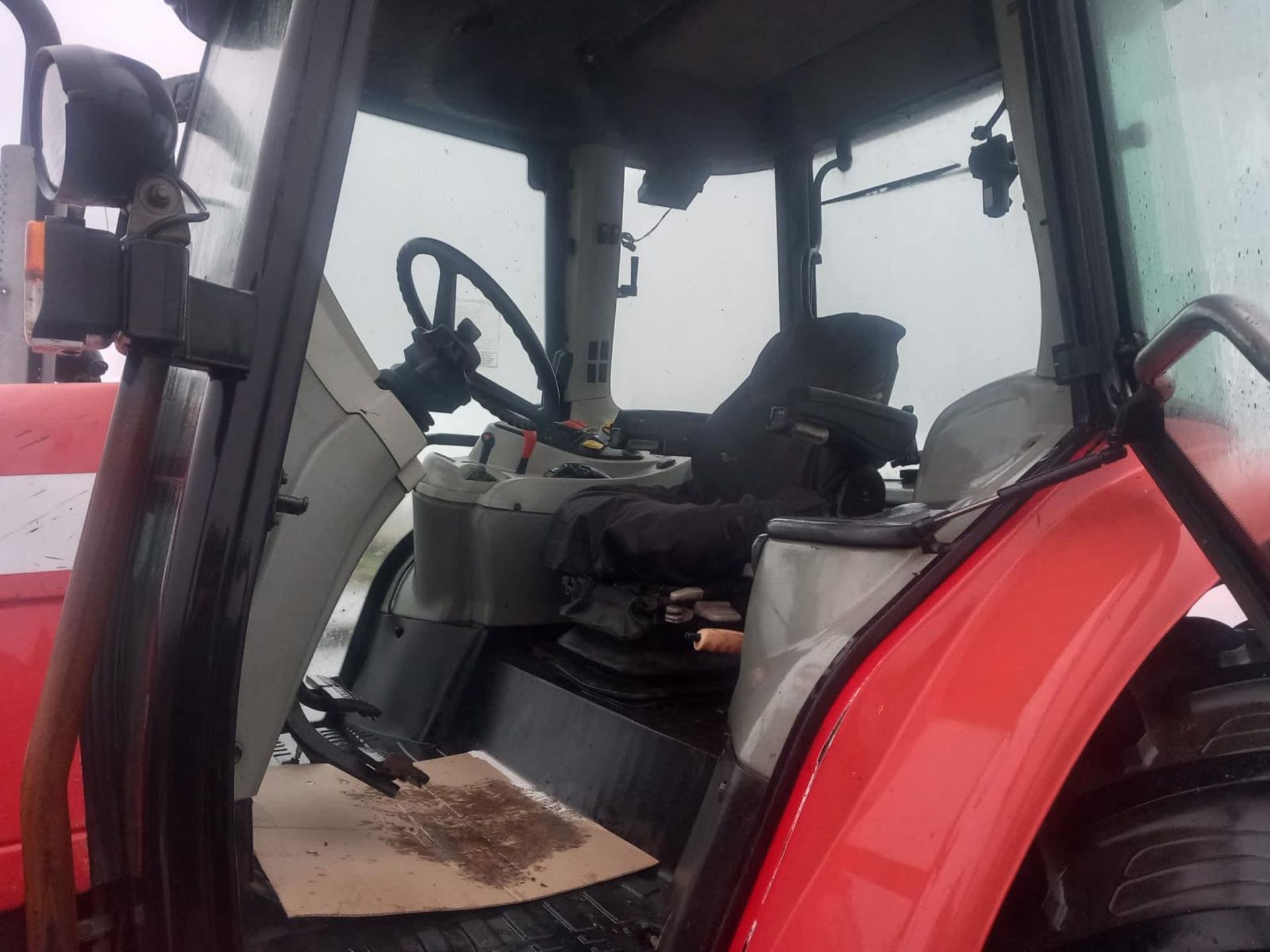 2008 MASSEY FERGUSON 5455 TRACTOR - OVER 10000 HOURS - IN WORKING ORDER - Image 3 of 8