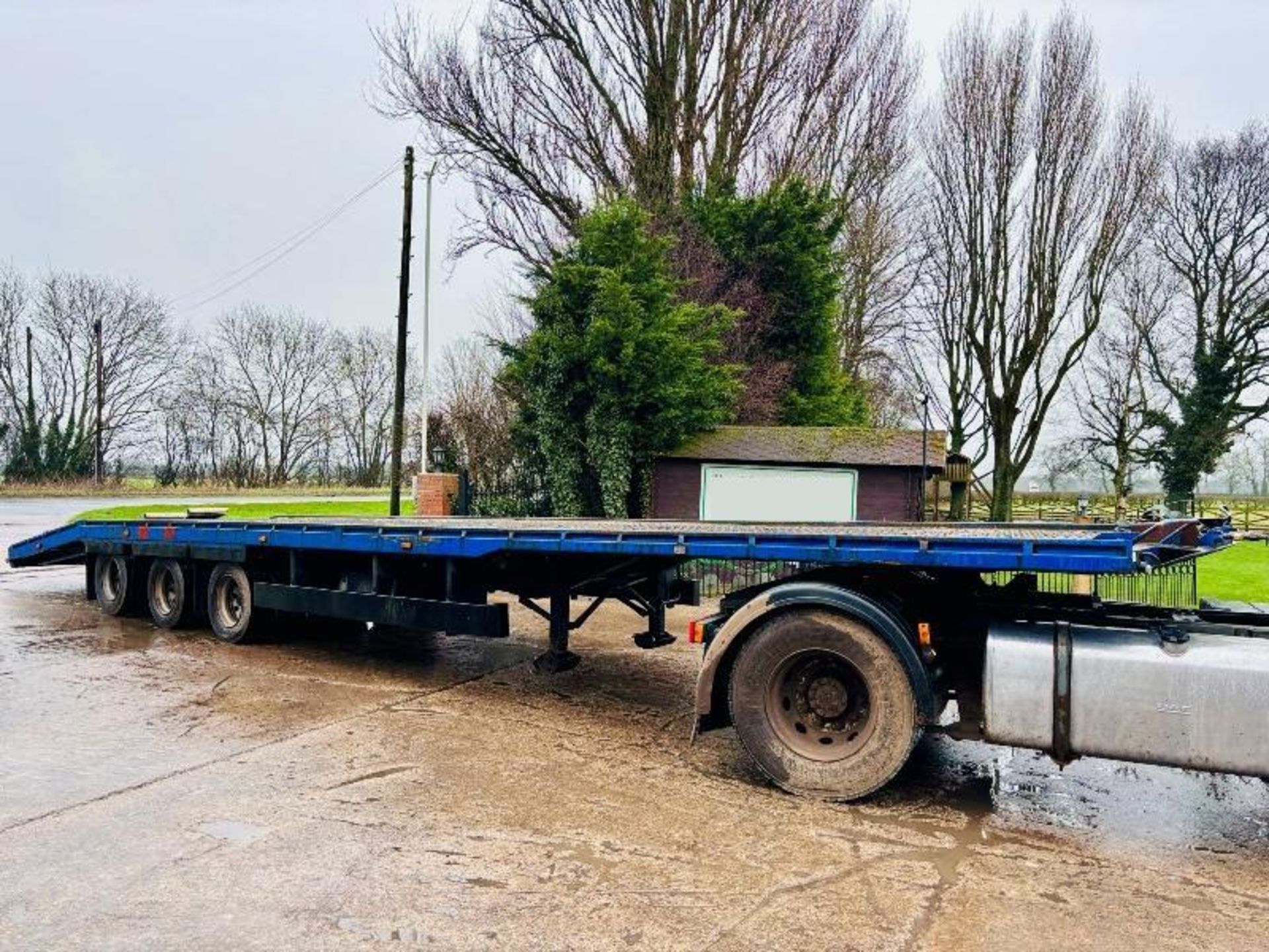 YORK LDS40/3 TRI-AXLE LOW LOADER TRAILER C/W SAF AXLES - Image 2 of 17