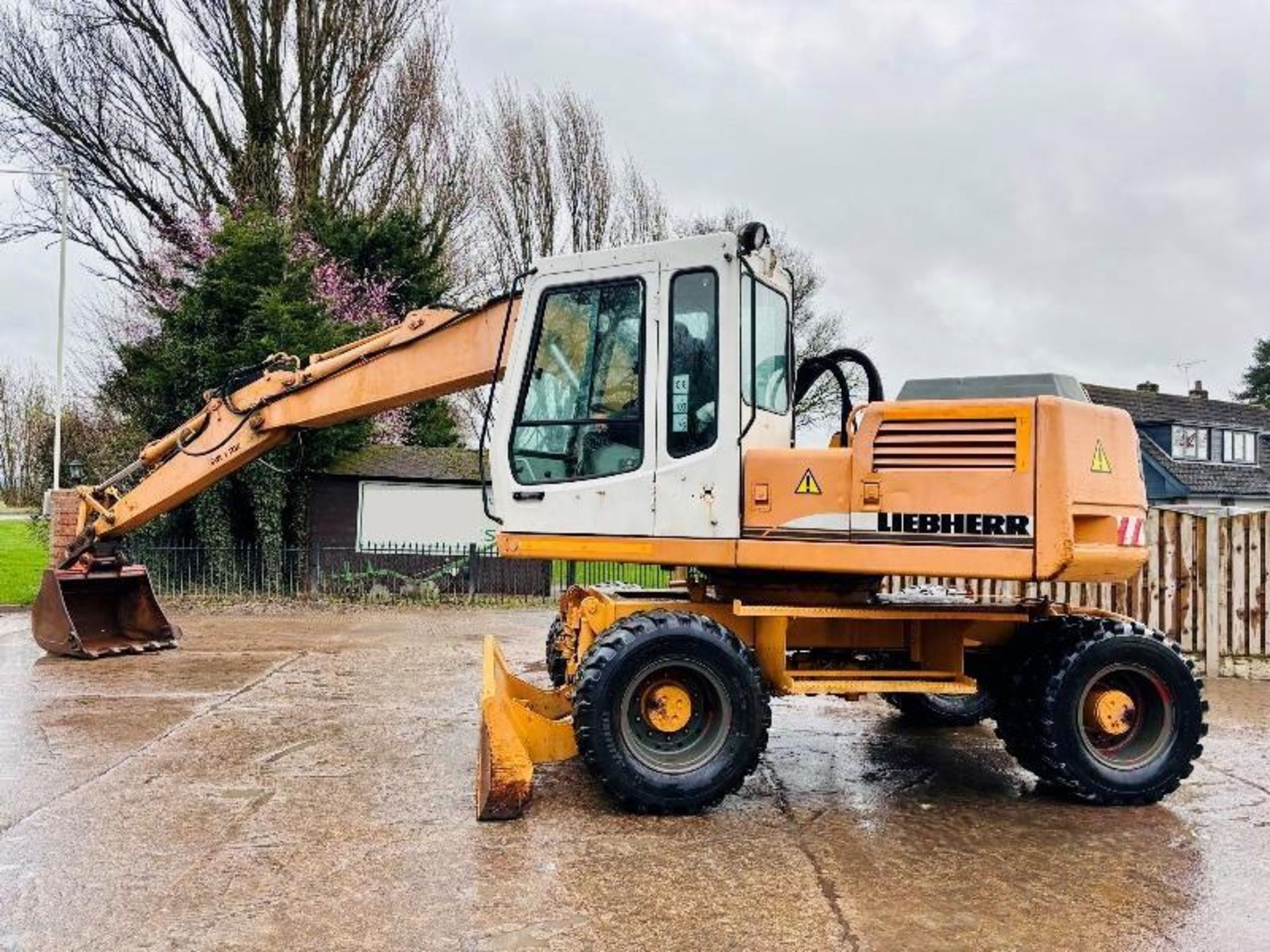 LIEBHERR 900 4WD WHEELED EXCAVATOR C/W QUICK HITCH & BUCKET  - Image 5 of 18