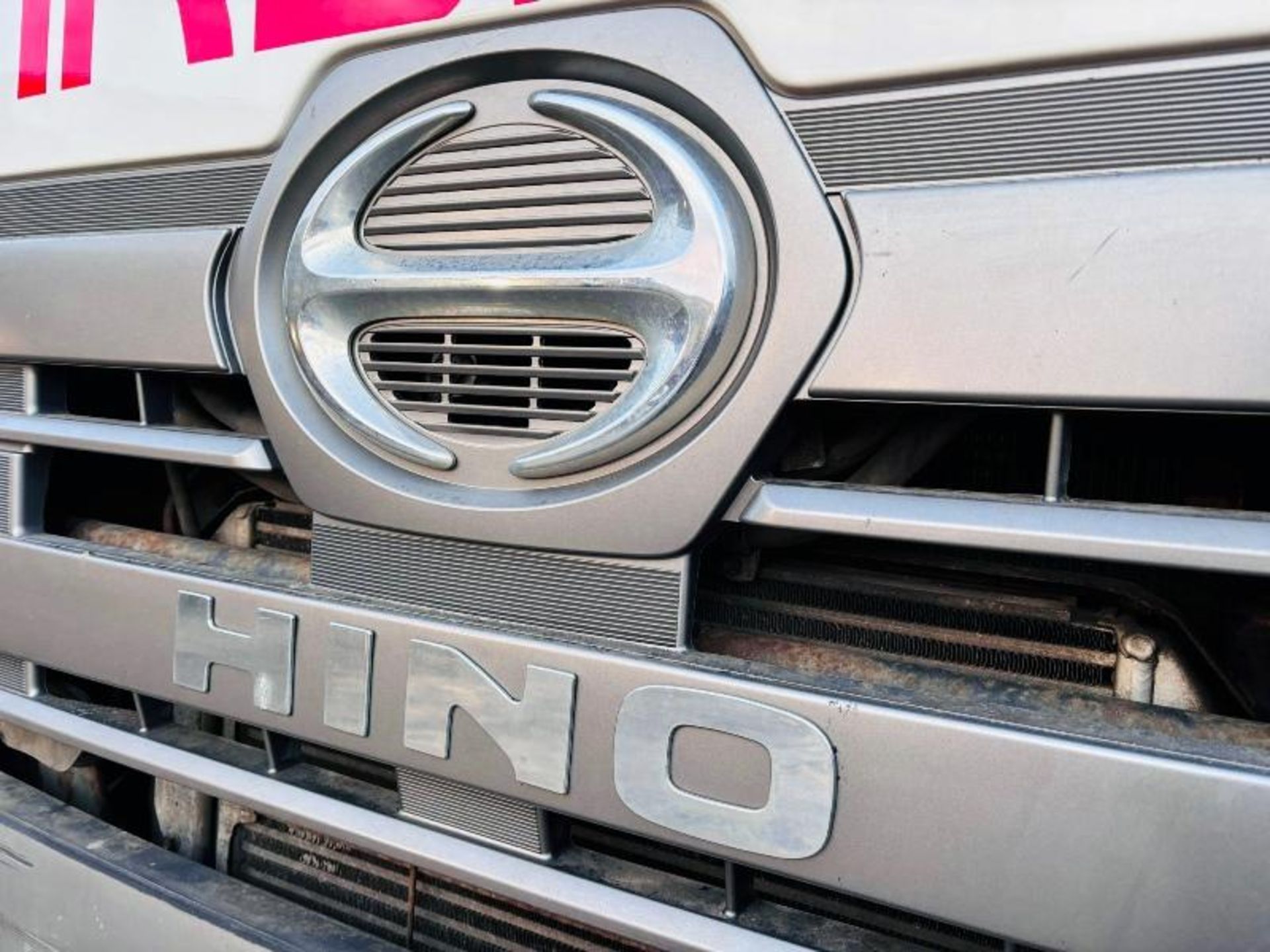HINO FY1EUP 8X4 DOUBLE DRIVE TIPPER C/W MANUAL GEAR BOX, CRANE & GRAB - Image 6 of 20
