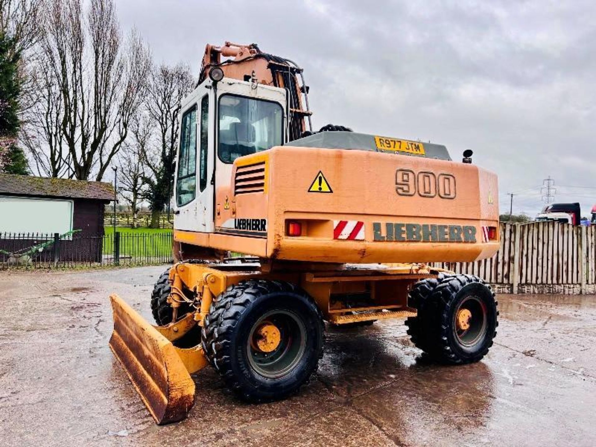 LIEBHERR 900 4WD WHEELED EXCAVATOR C/W QUICK HITCH & BUCKET  - Image 2 of 18