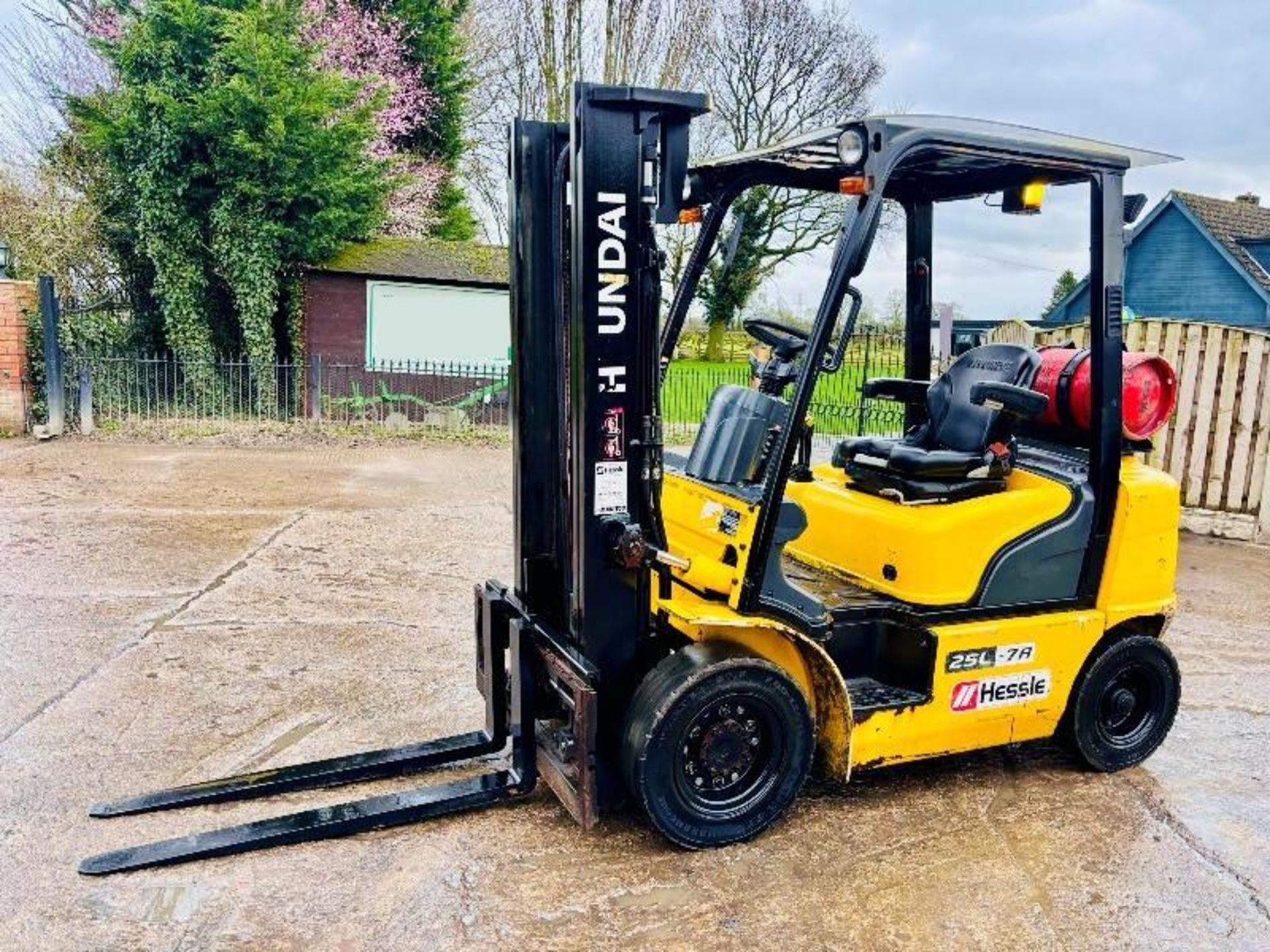 HYUNDAI 25L-7A FORKLIFT *YEAR 2016* C/W PALLET TINES 