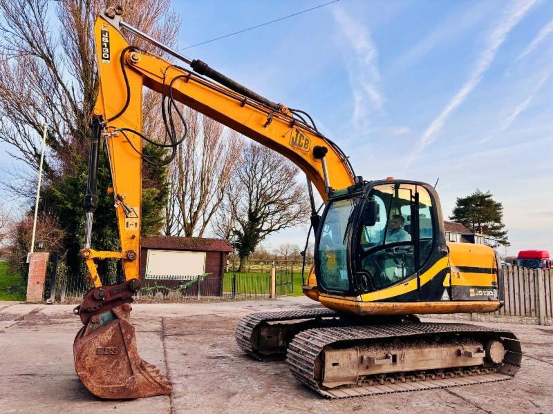 JCB JS130 TRACKED EXCAVATOR C/W QUICK HITCH & BUCKET