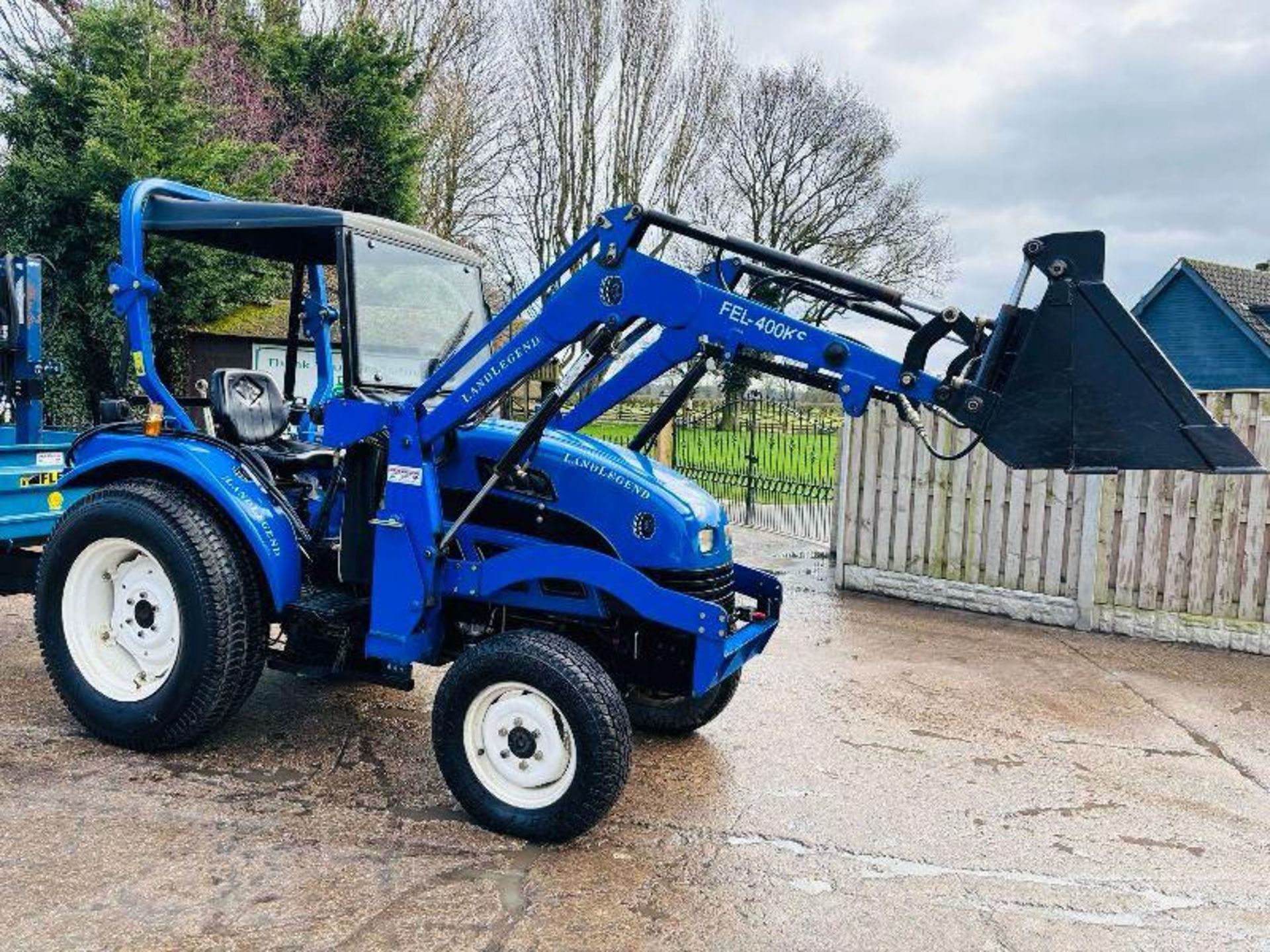 LAND LEGEND 4WD TRATOR C/W FRONT LOADER, BUCKET, TINES, SNOW PLOW, LOG SPLITTER & TRAILER - Image 15 of 20