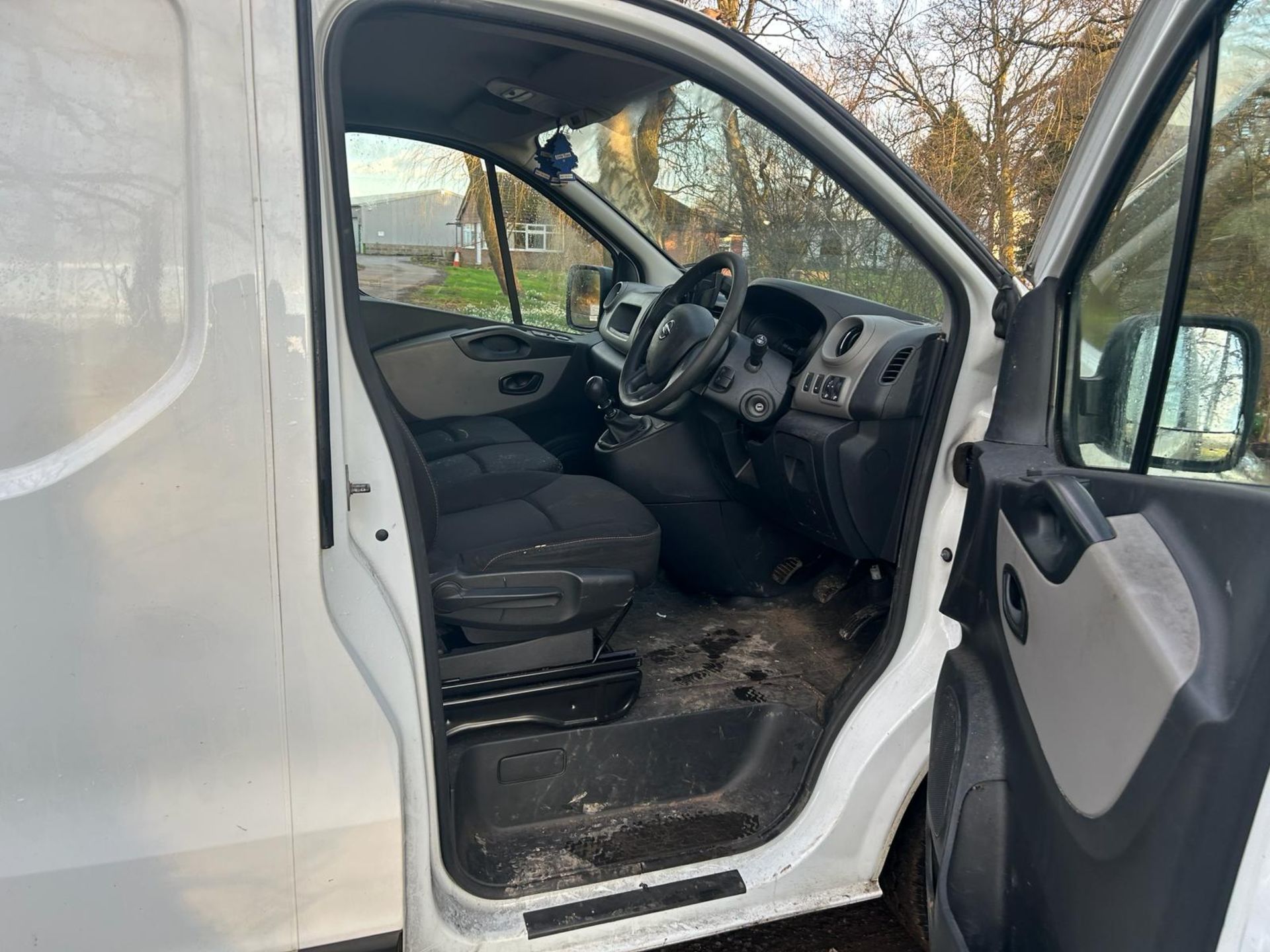 2018 18 NISSAN NV300 PANEL VAN - 106K MILES - AIR CON - EURO 6 - PLY LINED - Image 8 of 11