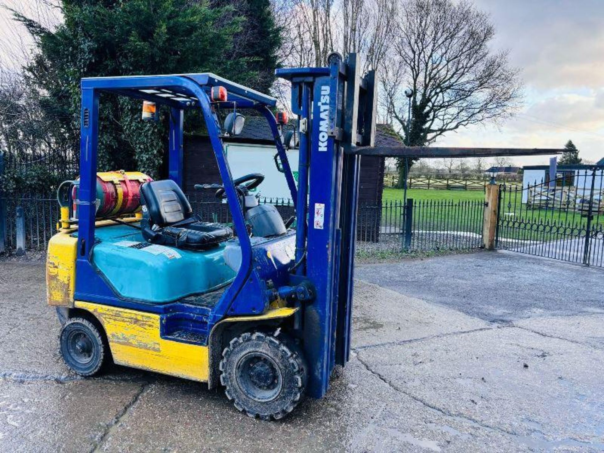 KOMATSU FG18HT-17 CONTAINER SPEC FORKLIFT C/W 3 STAGE MAST - Image 5 of 12