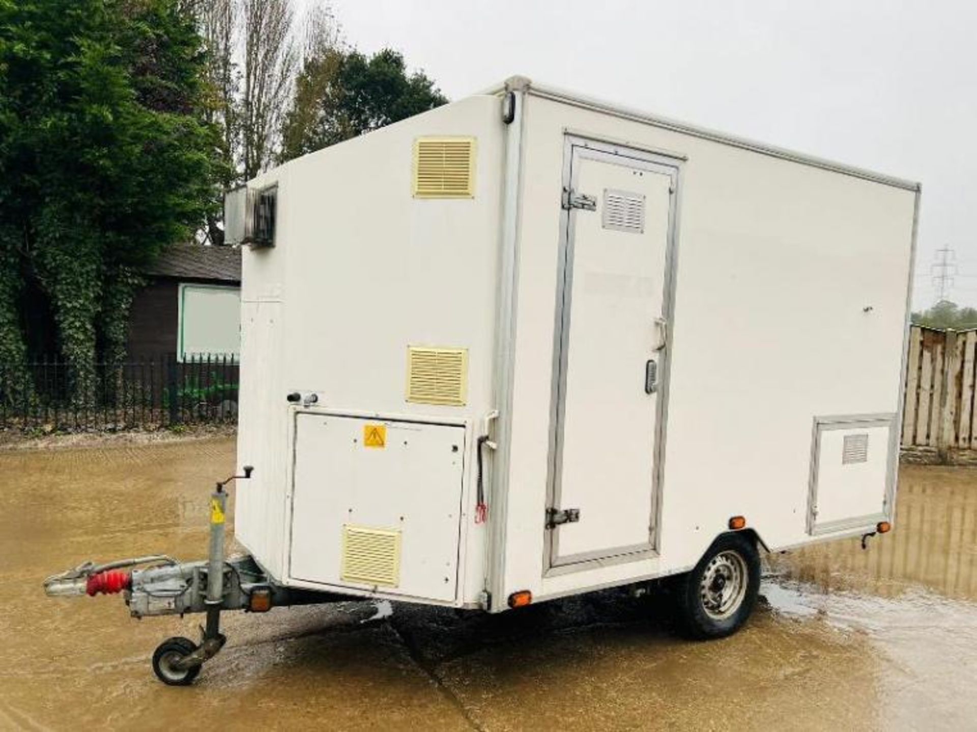 SINGLE AXLE SHOWER BLOCK C/W HONDA GENERATOR