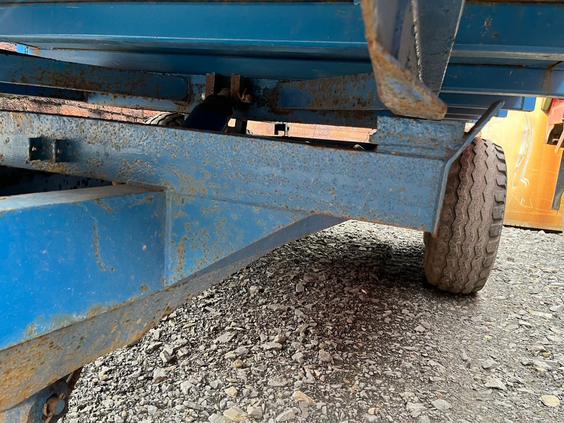 8 TONS DUMP TRAILER  - Image 10 of 11