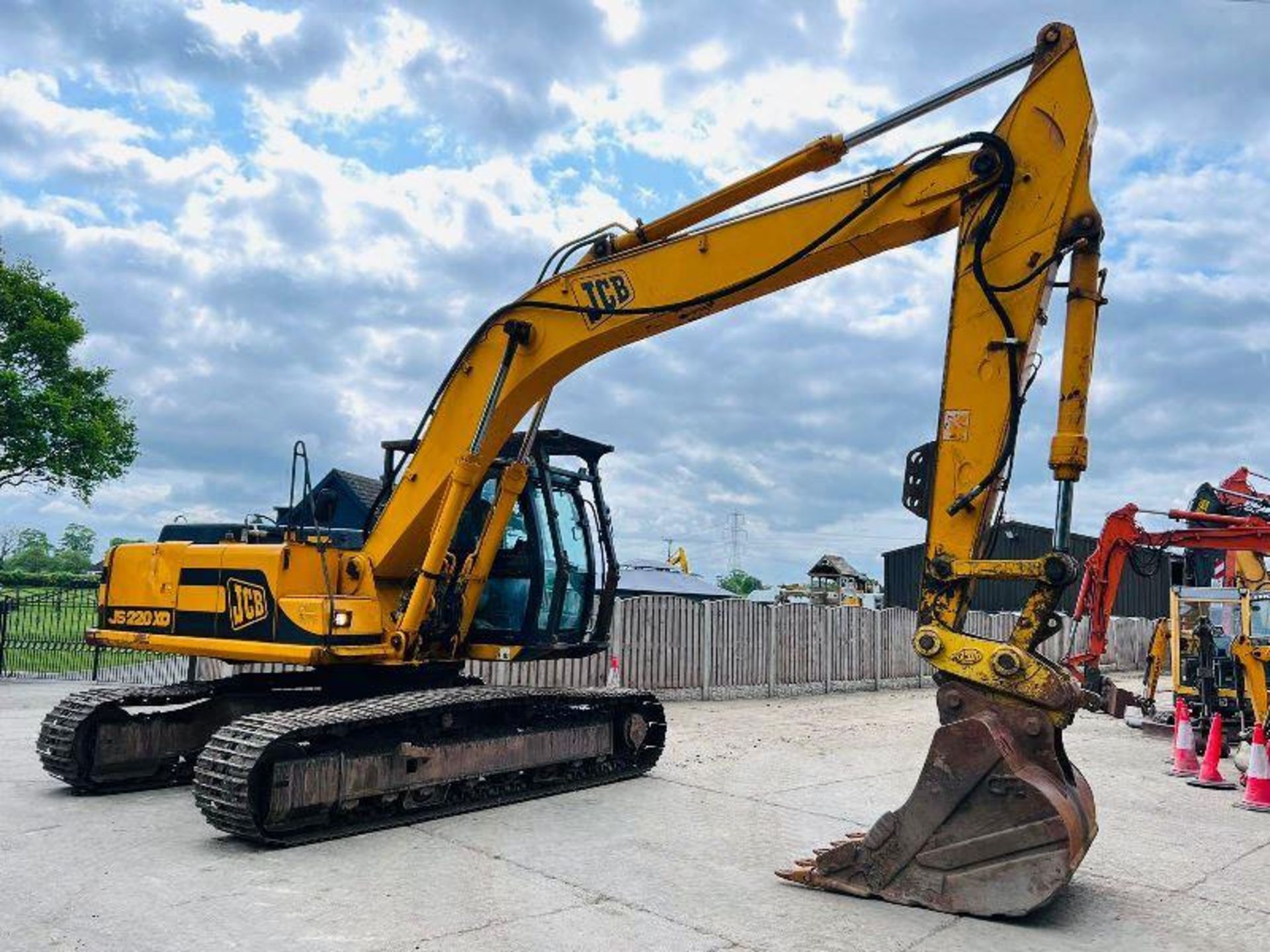 JCB JS220 TRACKED EXCAVATOR C/W QUICK HITCH & BUCKET - REDUCED RESERVE - Image 2 of 15