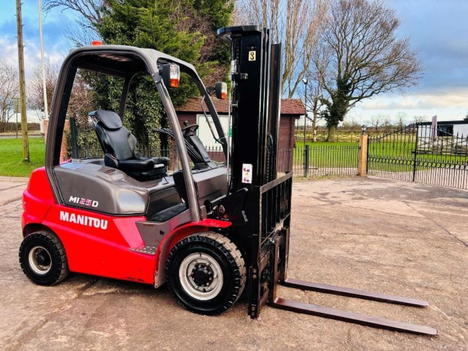 MANITOU MI25D CONTAINER SPEC FORKLIFT *YEAR 2018, 2660 HOURS* C/W SIDE SHIFT