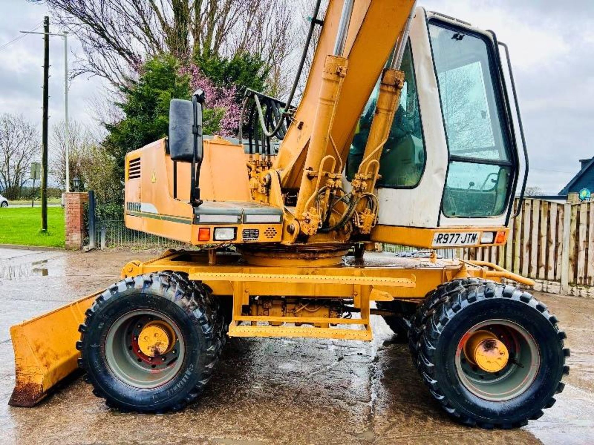 LIEBHERR 900 4WD WHEELED EXCAVATOR C/W QUICK HITCH & BUCKET  - Image 7 of 18