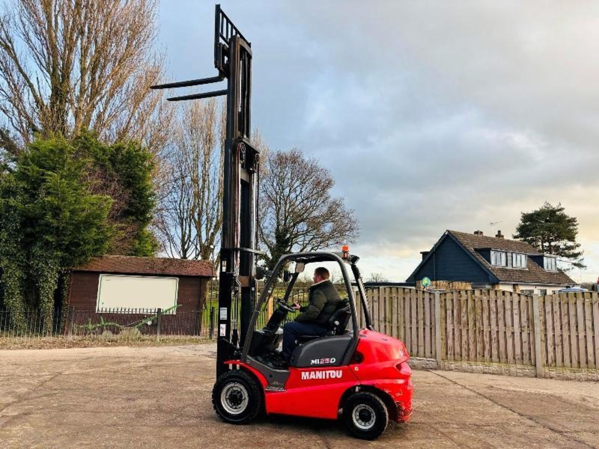 MANITOU MI25D CONTAINER SPEC FORKLIFT *YEAR 2018, 2660 HOURS* C/W SIDE SHIFT - Image 2 of 17