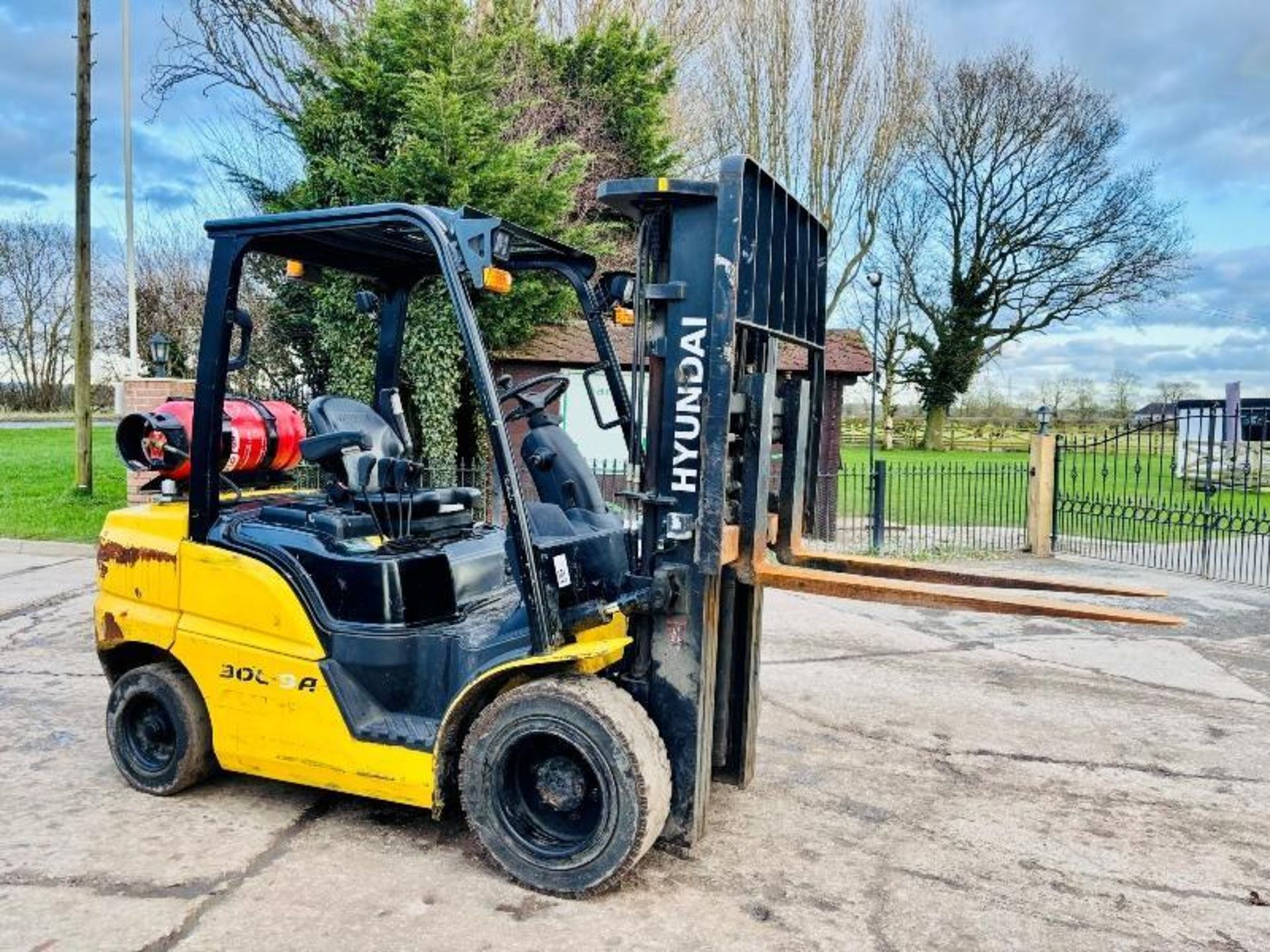 HYUNDAI 25L-9A CONTAINER SPEC FORKLIFT *YEAR 2017, 2956 HOURS* C/W SIDE SHIFT - Image 4 of 16