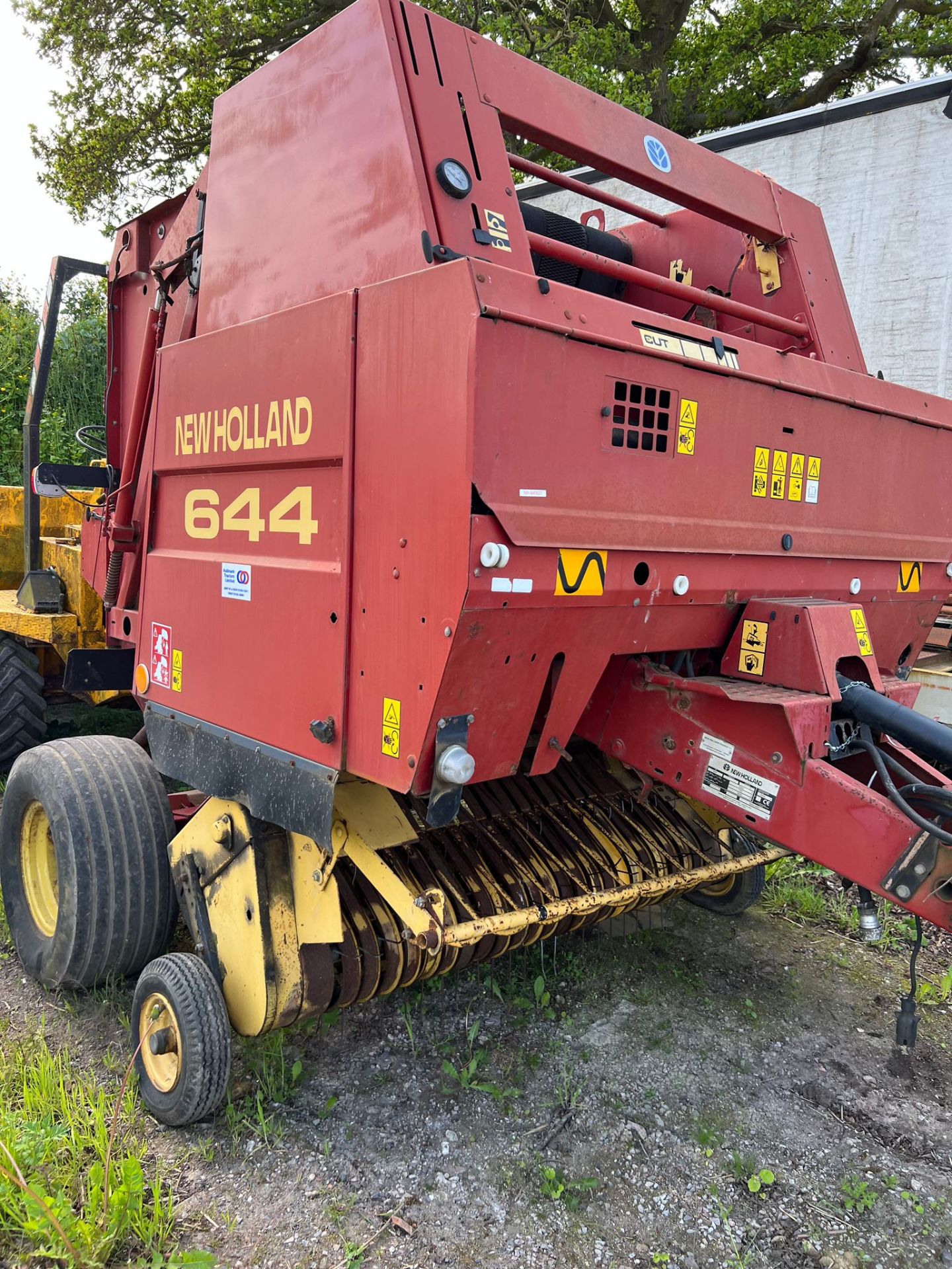 NEW HOLLAND 644 ROUND BALER