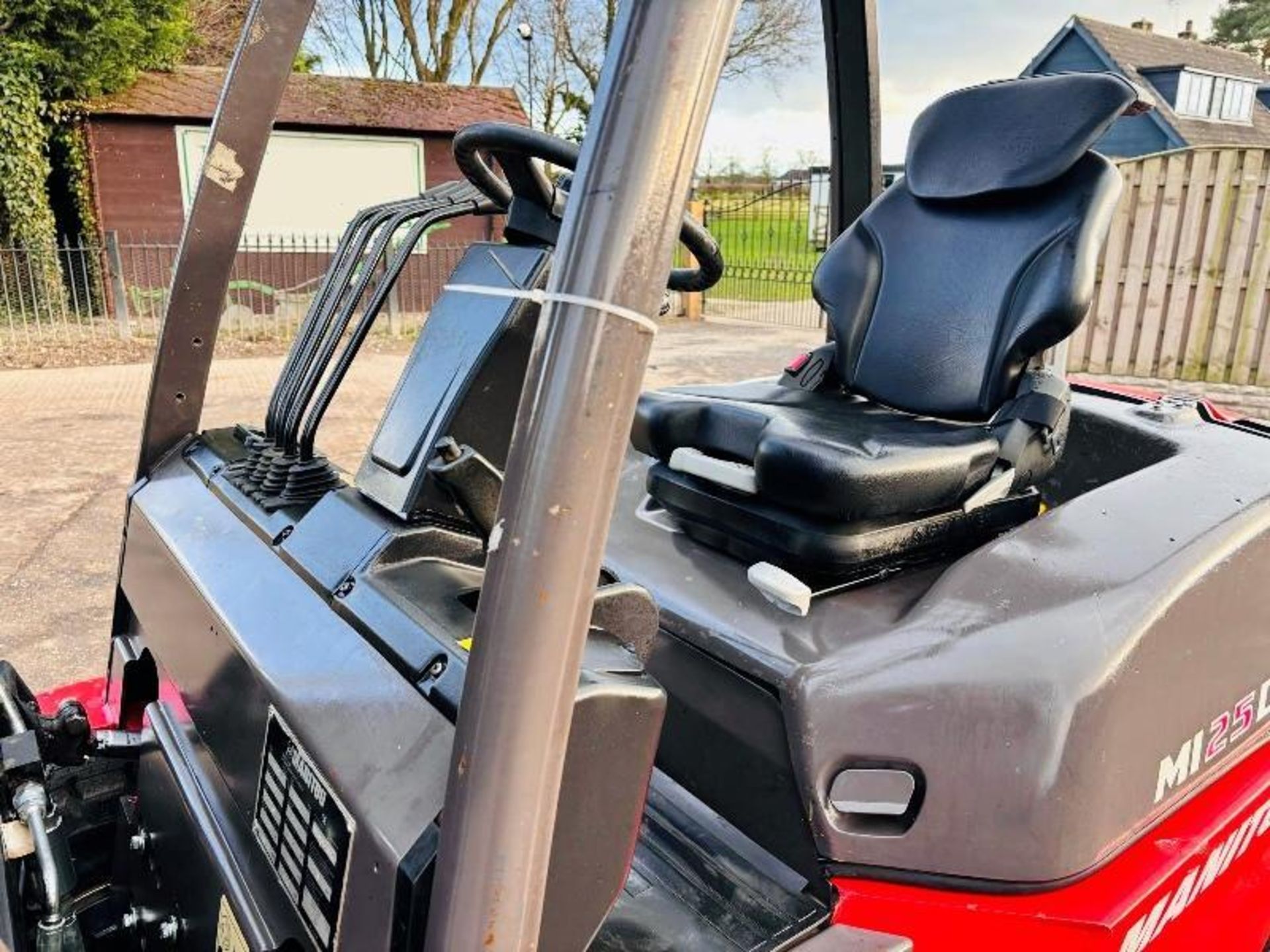 MANITOU MI25D CONTAINER SPEC FORKLIFT *YEAR 2018, 2660 HOURS* C/W SIDE SHIFT - Image 14 of 17