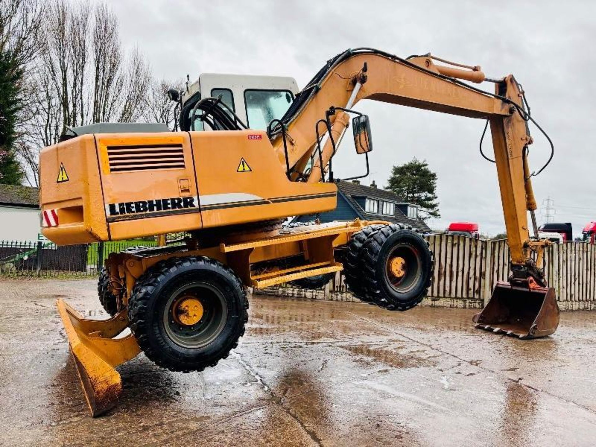 LIEBHERR 900 4WD WHEELED EXCAVATOR C/W QUICK HITCH & BUCKET  - Image 4 of 18