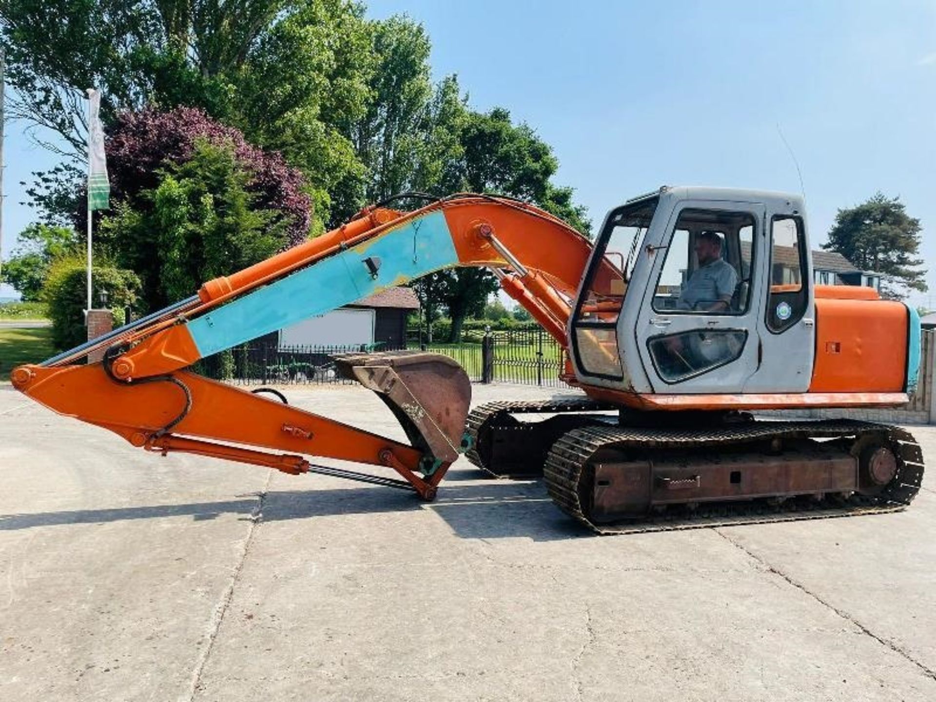 SUMIMOTO SH120 TRACKED EXCAVATOR C/W BUCKET - Image 2 of 15