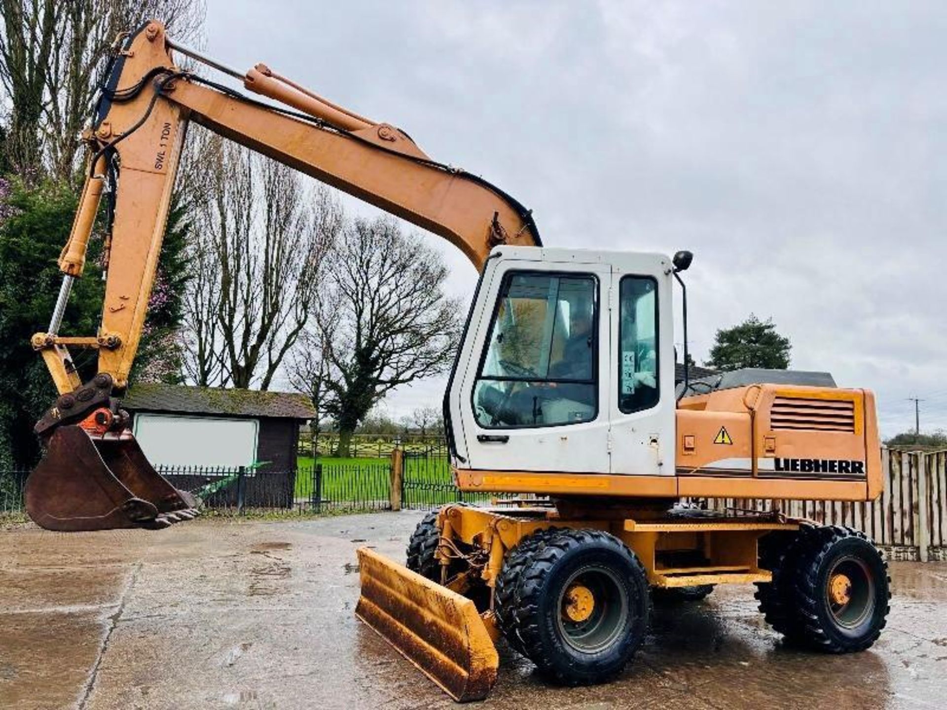 LIEBHERR 900 4WD WHEELED EXCAVATOR C/W QUICK HITCH & BUCKET  - Image 3 of 18