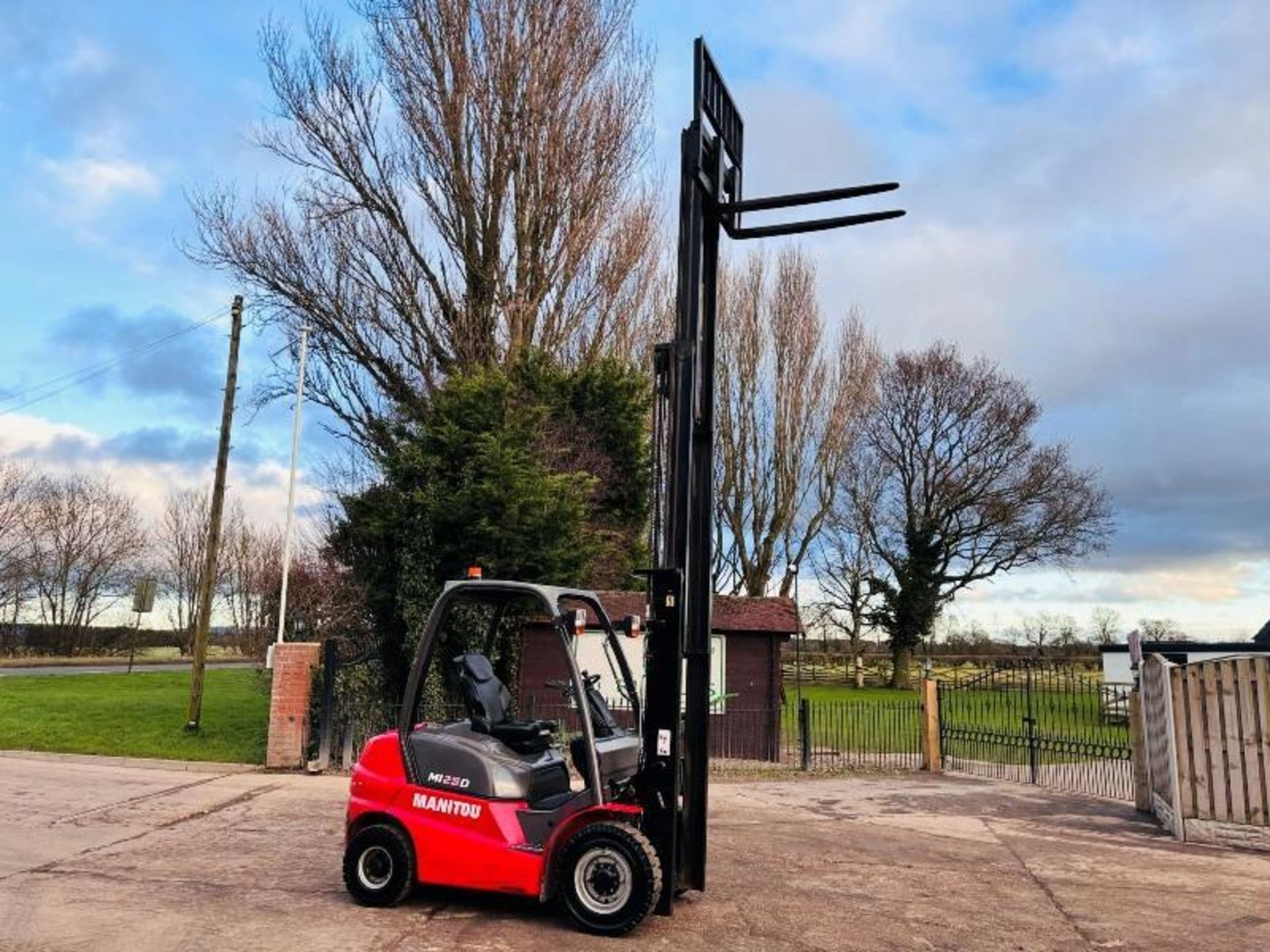 MANITOU MI25D CONTAINER SPEC FORKLIFT *YEAR 2018, 2660 HOURS* C/W SIDE SHIFT - Image 3 of 17