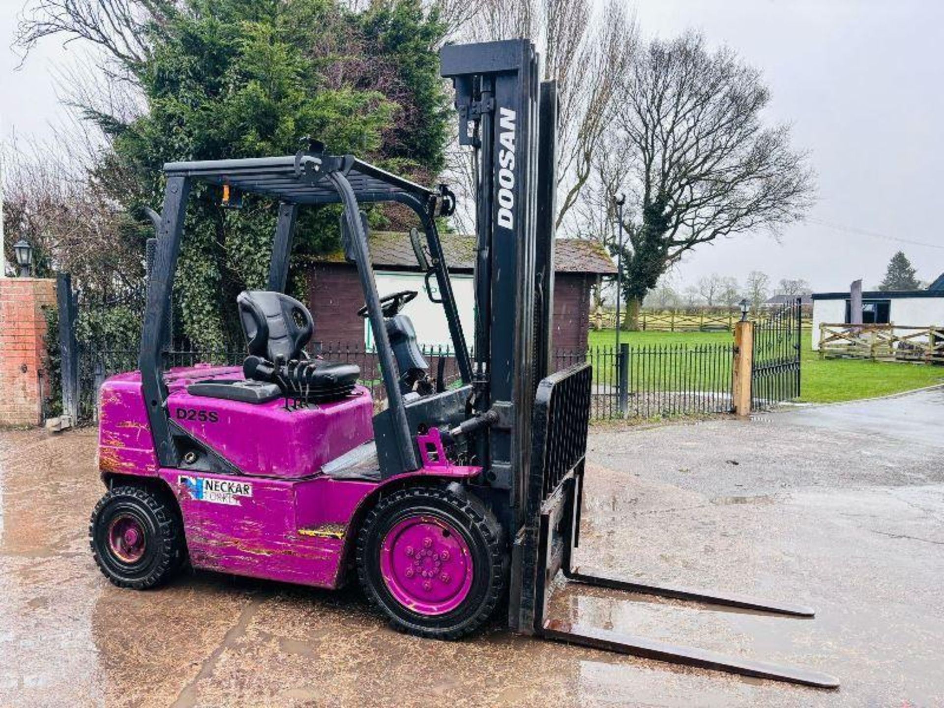 DOOSAN D25S-3 DIESEL FORKLIFT C/W 3 STAGE MAST.