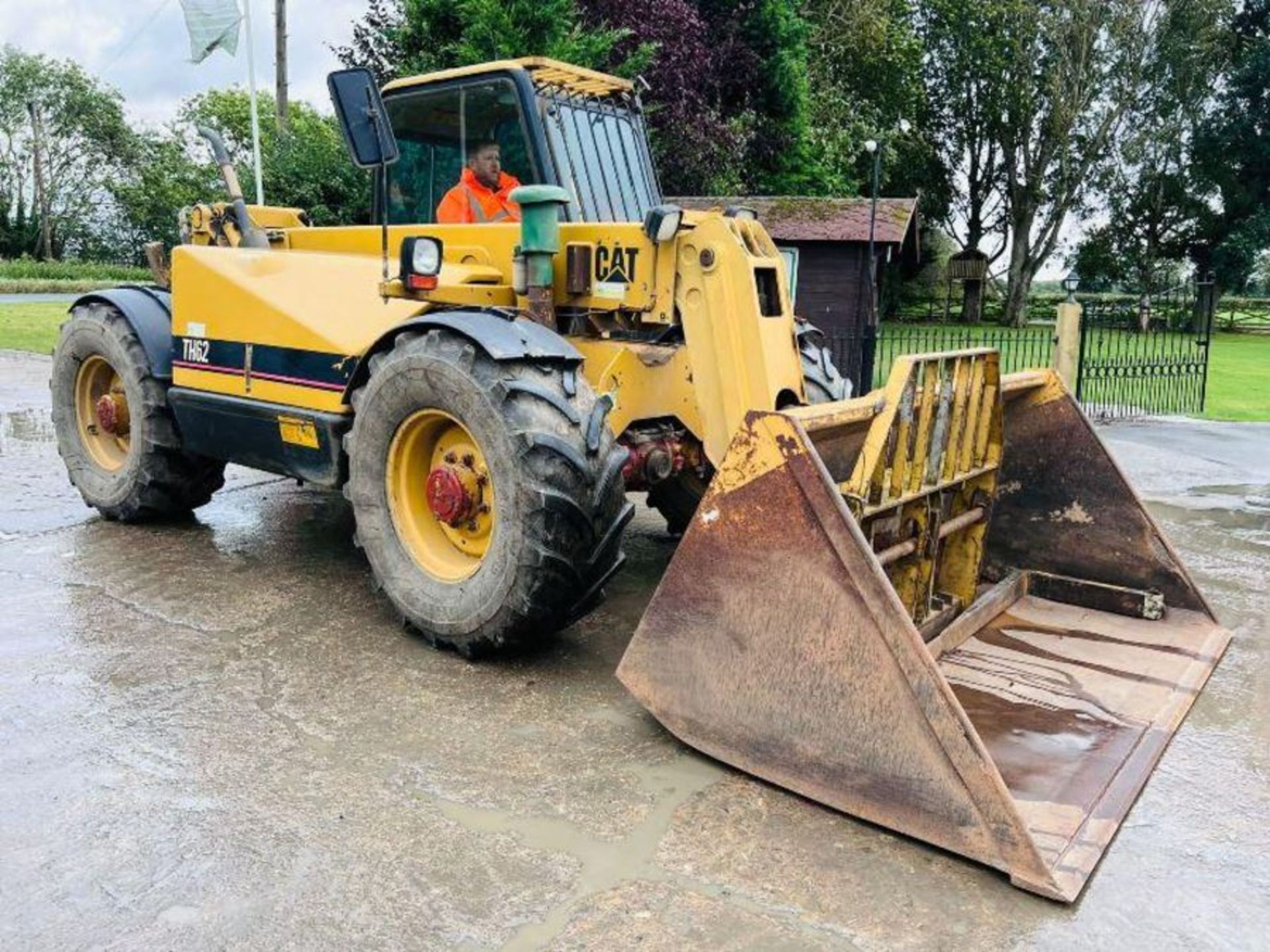 CATERPILLAR TH62 4WD TELEHANDLER *AG-SPEC* C/W PICK UP HITCH - Image 9 of 16