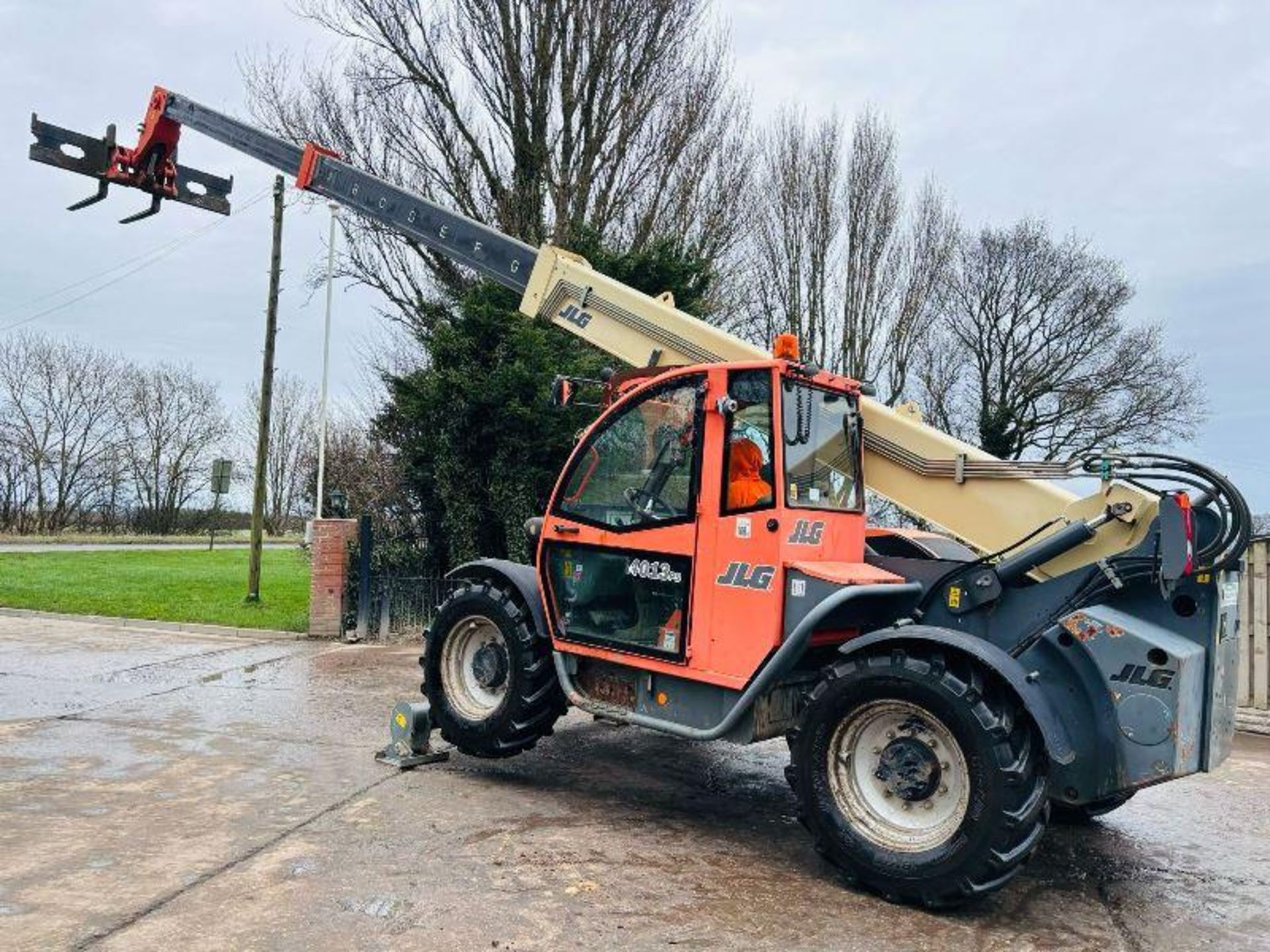 JLG 4013 4WD TELEHANDLER *13 METER REACH, 6283 HOURS* C/W PALLET TINES - Image 14 of 20