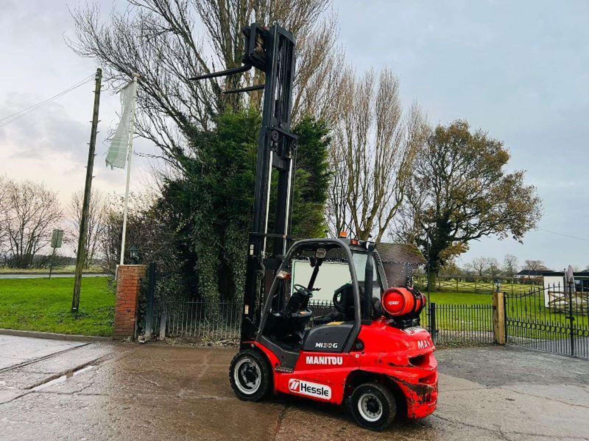 MANITOU MI30G CONTAINER SPEC FORKLIFT *YEAR 2013* C/W HYDRAULIC TURN TABLE. - Image 2 of 14