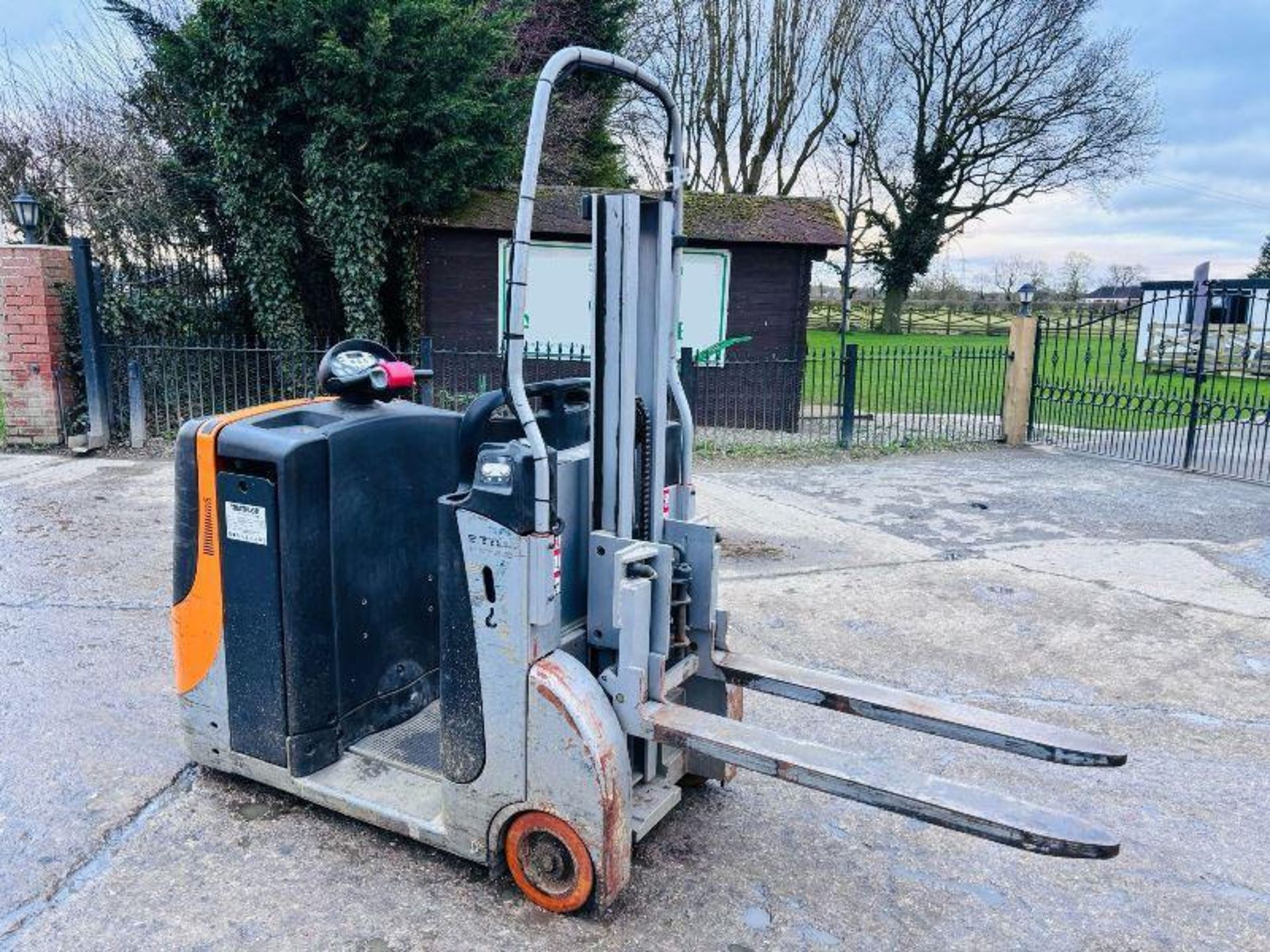 STILL KANVAN 02 ELECTRIC FORK LIFT *YEAR 2015* C/W PALLET TINES  - Image 3 of 14