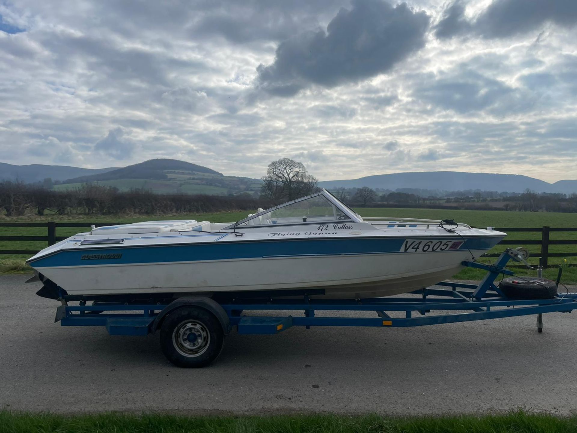 16FT GLASSTREAM 172 CUTLASS 8 SEATER BOWRIDER SPEEDBOAT W/ 3 LITRE MERCURY MERCRUISER INBOARD ENGINE - Bild 3 aus 10