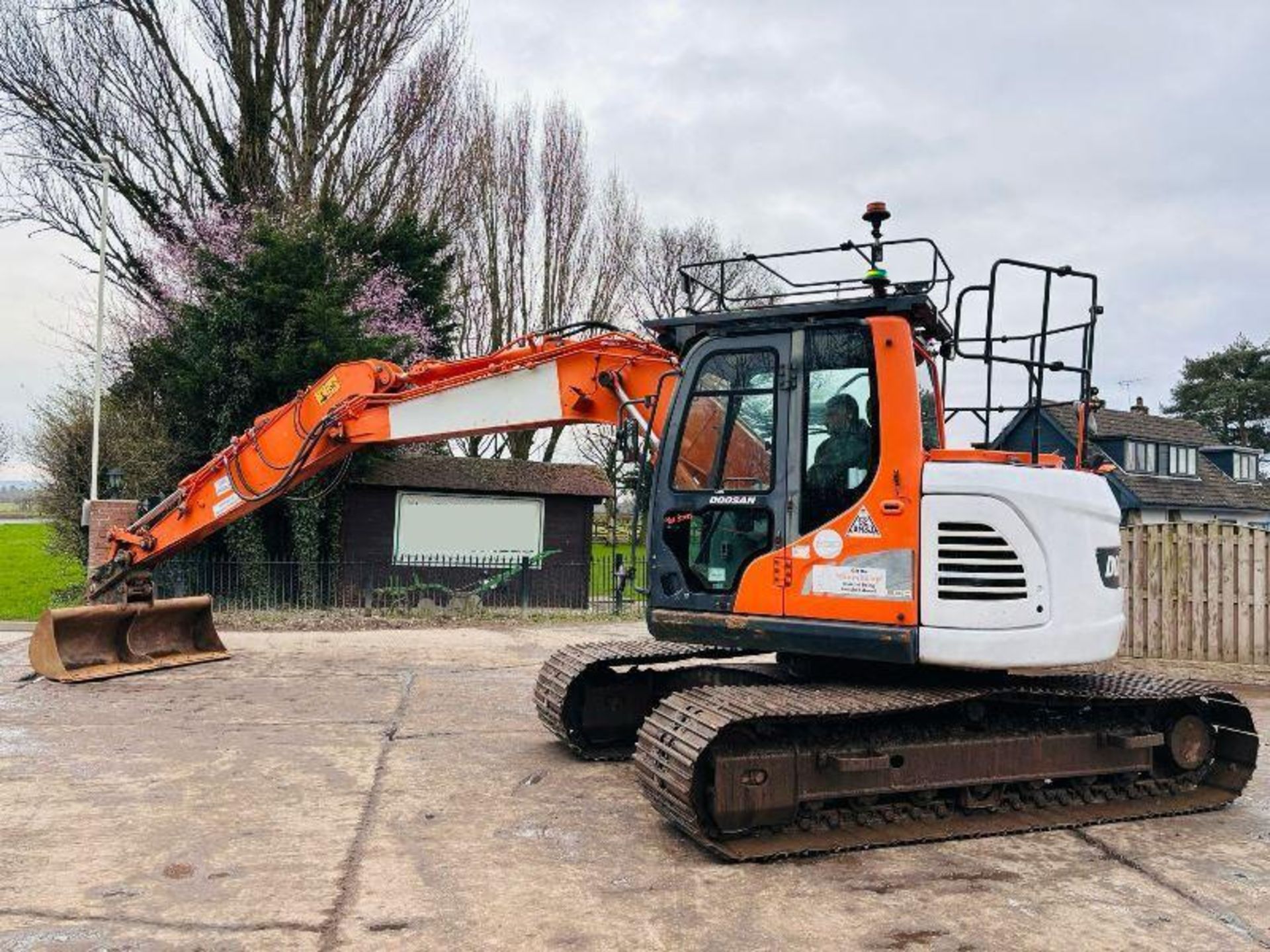 DOOSAN DX140LCR TRACKED EXCAVATOR *YEAR 2016* C/W QUICK HITCH & BUCKET  - Image 6 of 19