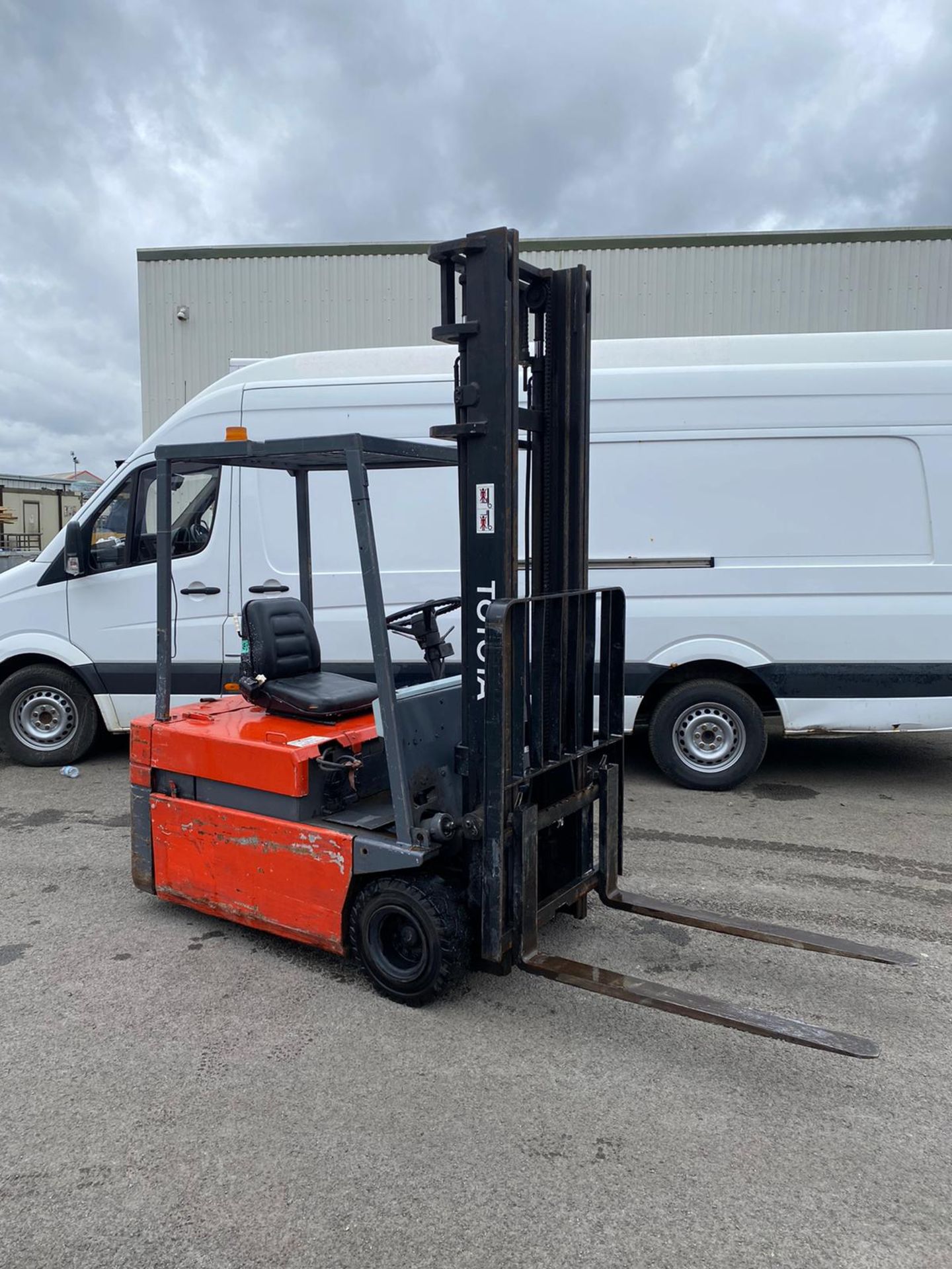 TOYOTA 1.8 TON ELECTRIC FORKLIFT - SHOWING 1450 HOURS - 4M LIFT - WITH SINGLE PHASE CHARGER
