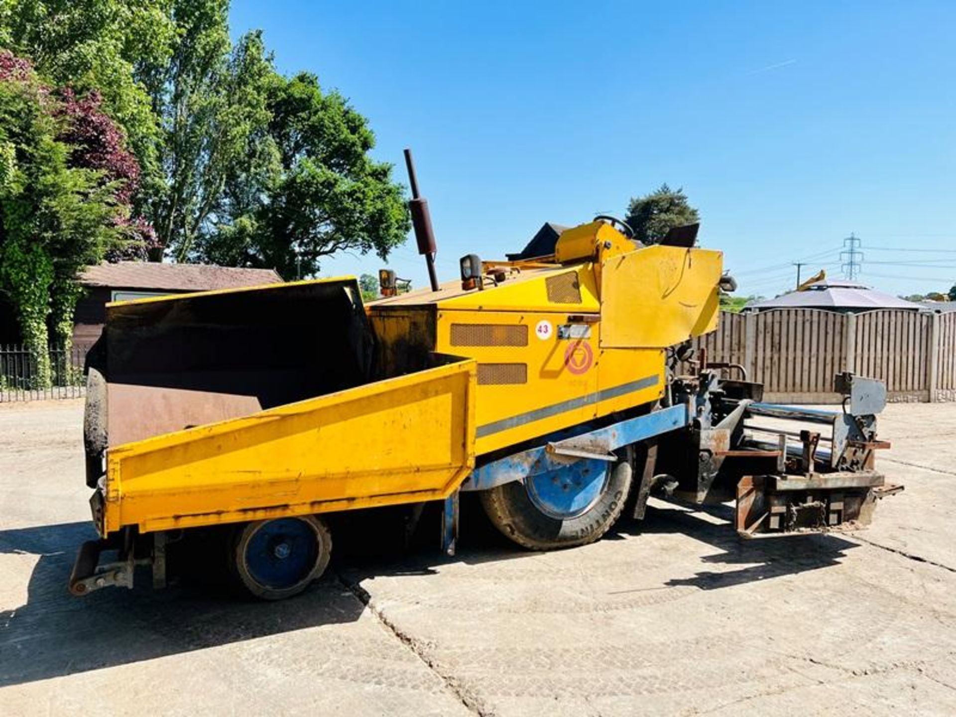 BARBER GREEN BG200 TARMAC PAVER C/W DUAL CONTROL DRIVE - Image 2 of 12