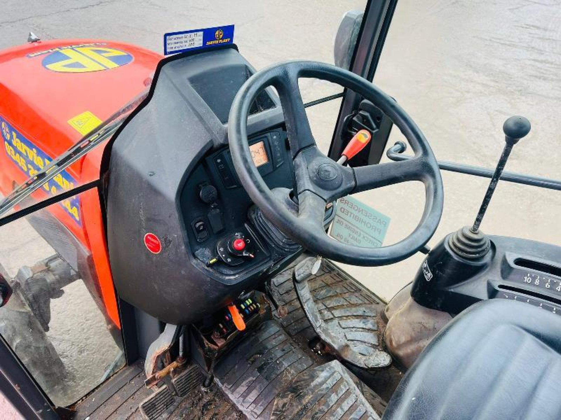 KUBOTA B2350 4WD TRACTOR *YEAR 2018* AMAZONE E+S 301 HYDRO SALT SPREADER - Image 12 of 19