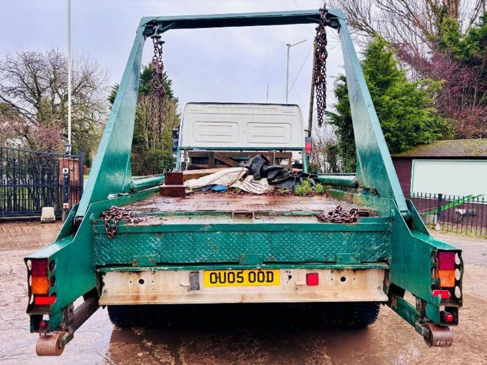 MERCEDES 1318 4X2 SKIP LORRY C/W REAR SUPPORT LEGS - Image 11 of 14