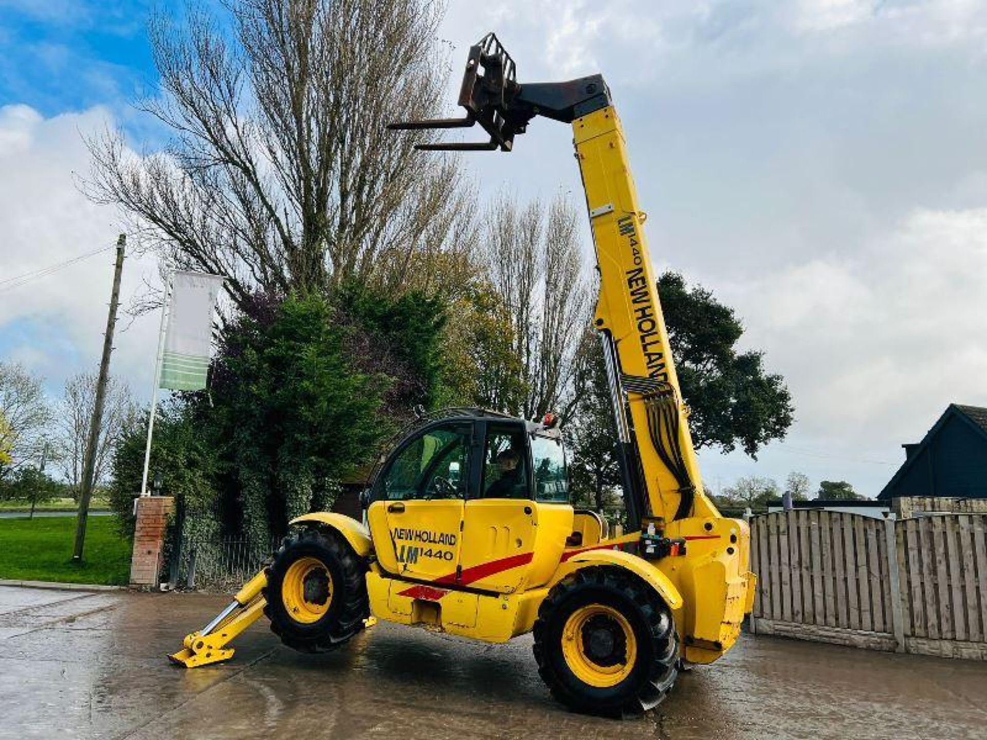 NEW HOLLAND LM1440 4WD TELEHANDLER *14 METER REACH* C/W PALLET TINES - Image 3 of 18