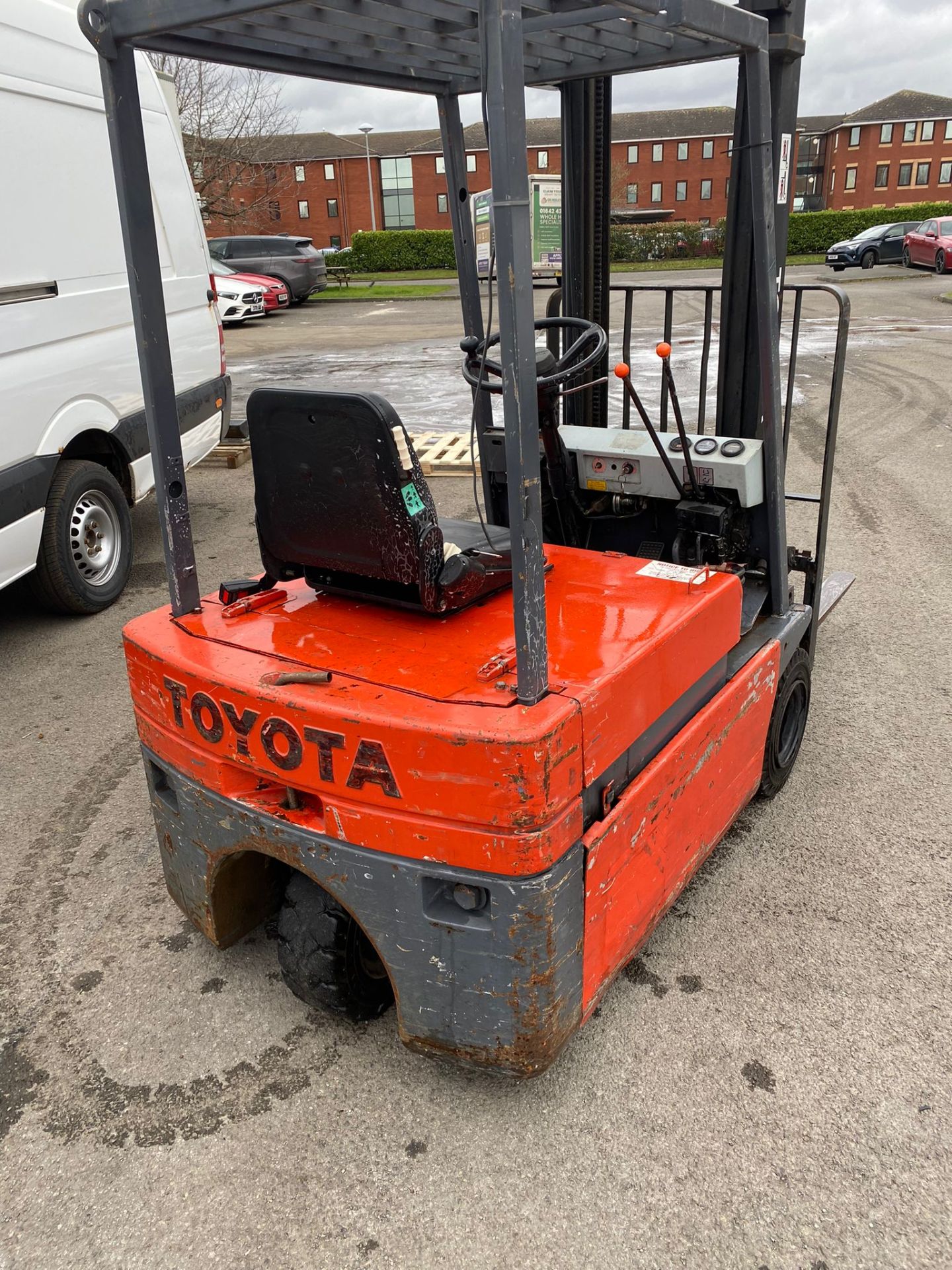 TOYOTA 1.8 TON ELECTRIC FORKLIFT - SHOWING 1450 HOURS - 4M LIFT - WITH SINGLE PHASE CHARGER - Image 4 of 5